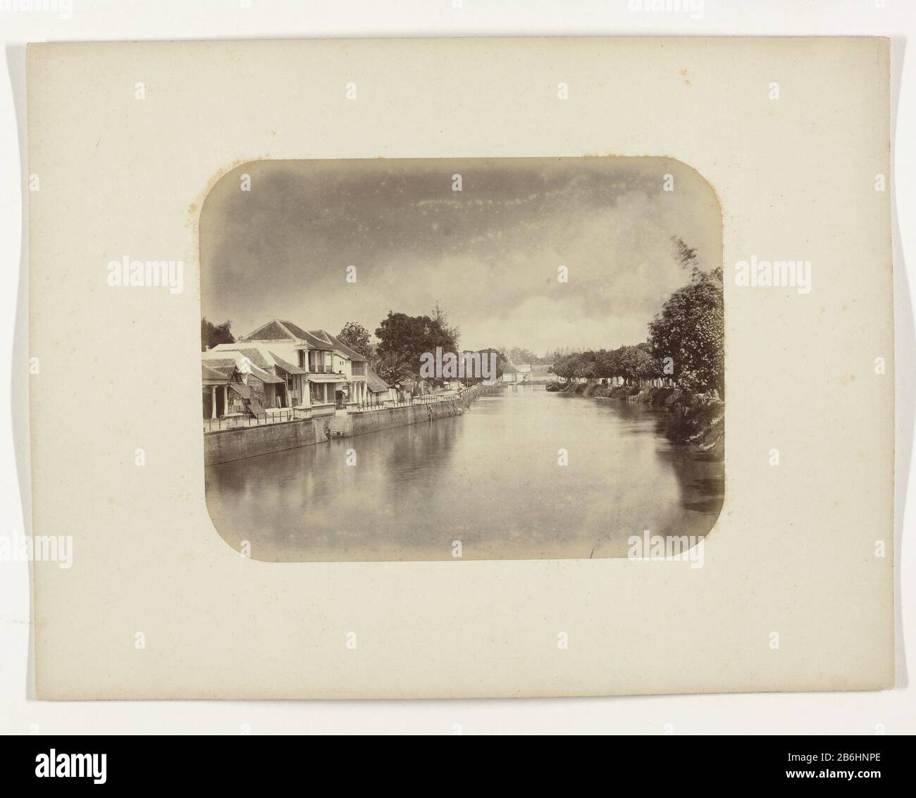 De Kali Mas Le Kali Mas à Genteng Surabaya reliant haut remblai avec des maisons. Depuis le quai, accrochez quelques échelles dans l'eau. Juste du quai de la rivière surgrandi et il y a des arbres. Une partie de l'album offert par l'Association Soerabayasche des fabricants de sucre à Frederick Beyerinck, résident de Soerabaja. Fabricant : Photographe: Herman Salzwedlopdrachtgever: Soerabayasche Association of Sugar Fabricant Lieu de fabrication: Surabaya Dating: 1876 - 1884 Caractéristiques physiques: Albumen print material: Paper technique: Albumen print size: H 21.1 cm. B × 27,3 cm. Objet: 1876 - 1884 Banque D'Images