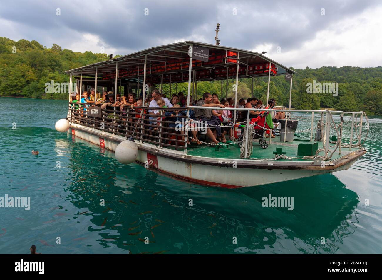Le bateau touristique sur les lacs de Plitvice en Croatie Banque D'Images