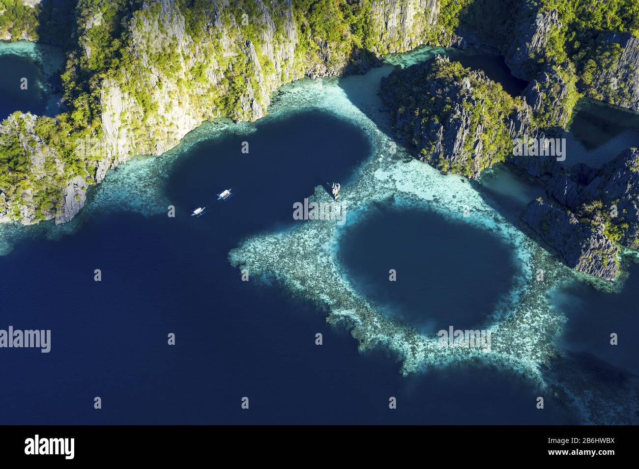 Vue imprenable sur les lagunes jumelles entourées de falaises rocheuses. Les lagunes jumelles sont l'une des destinations incontournables de Coron, aux Philippines. Banque D'Images