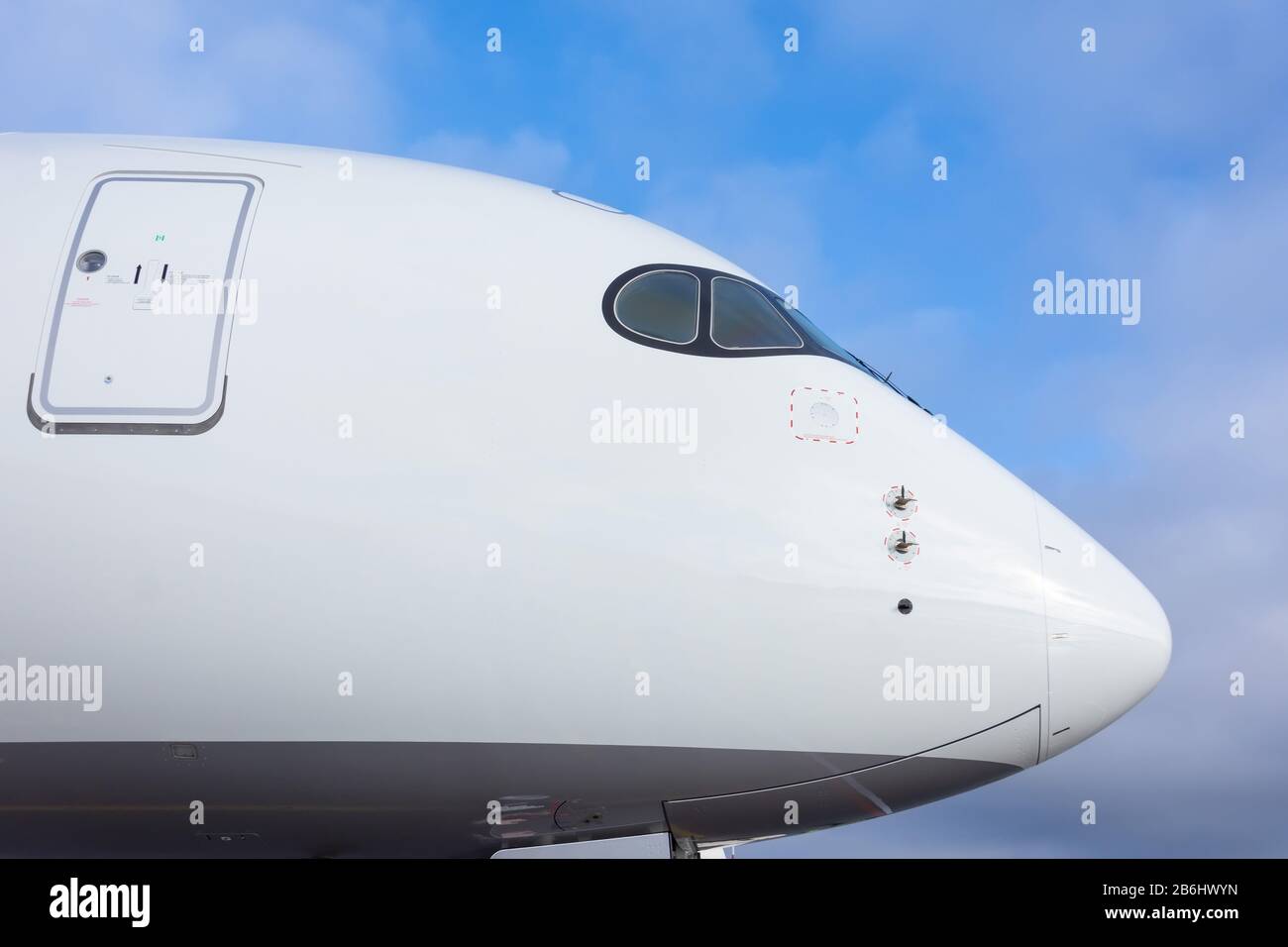 Vue rapprochée de la cabine pilote vide de l'avion-jet de passagers Banque D'Images