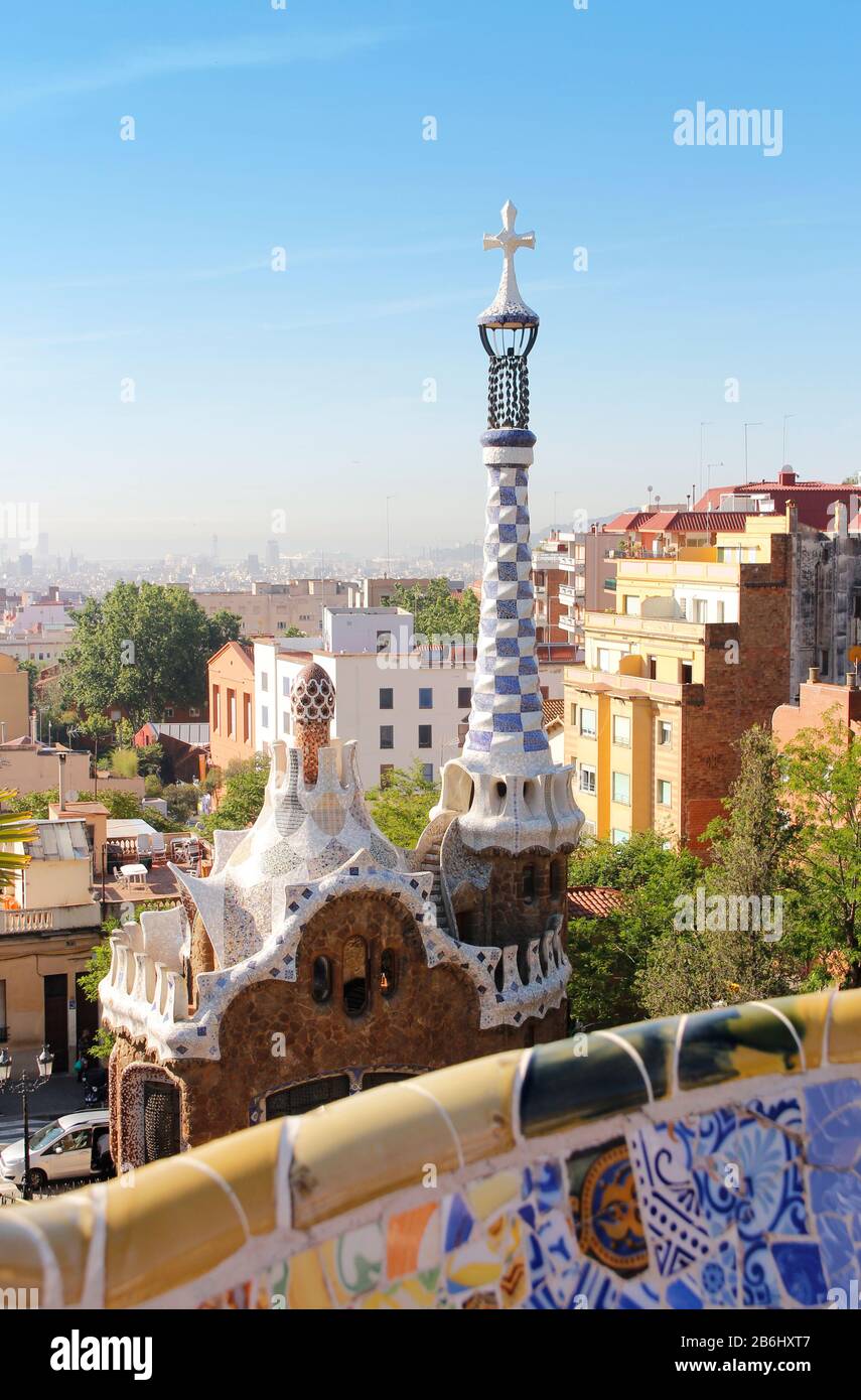 Vue sur le parc Guell avec terrasse en mosaïque le matin, Barcelone, Espagne Banque D'Images