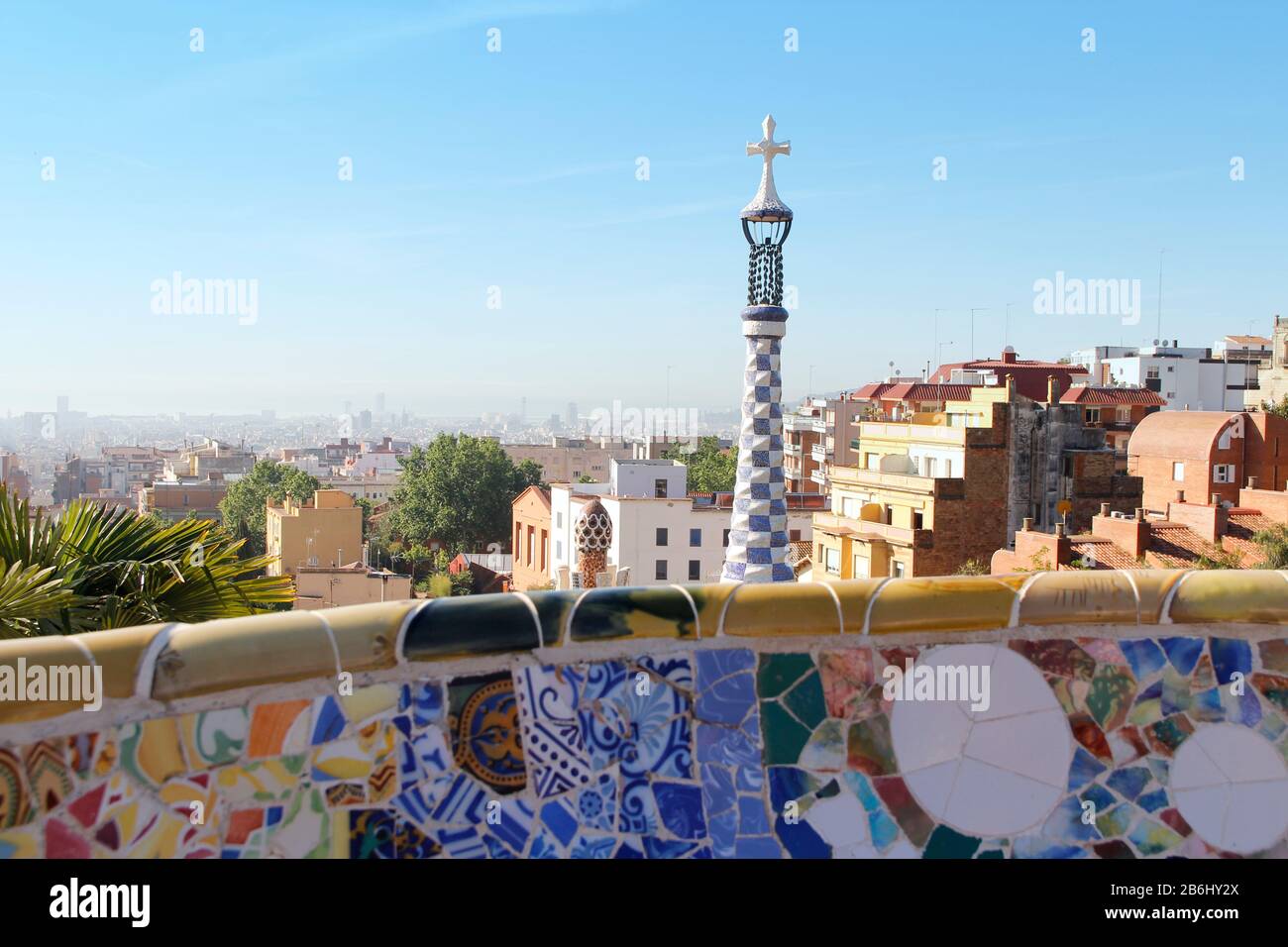 Vue sur le parc Guell avec terrasse en mosaïque le matin, Barcelone, Espagne Banque D'Images