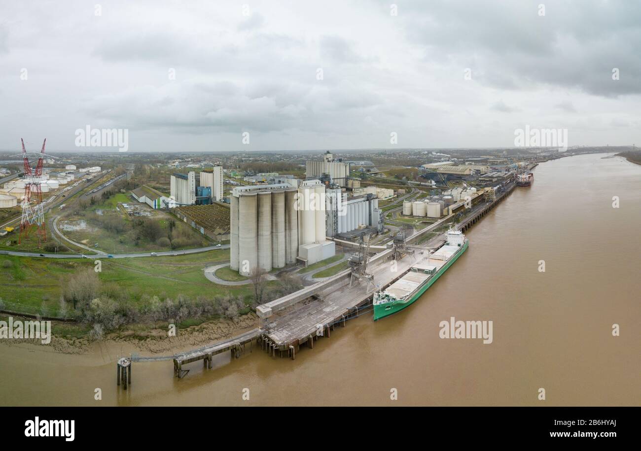 Vue aérienne d'une opération de chargement de maïs dans un cargo Banque D'Images