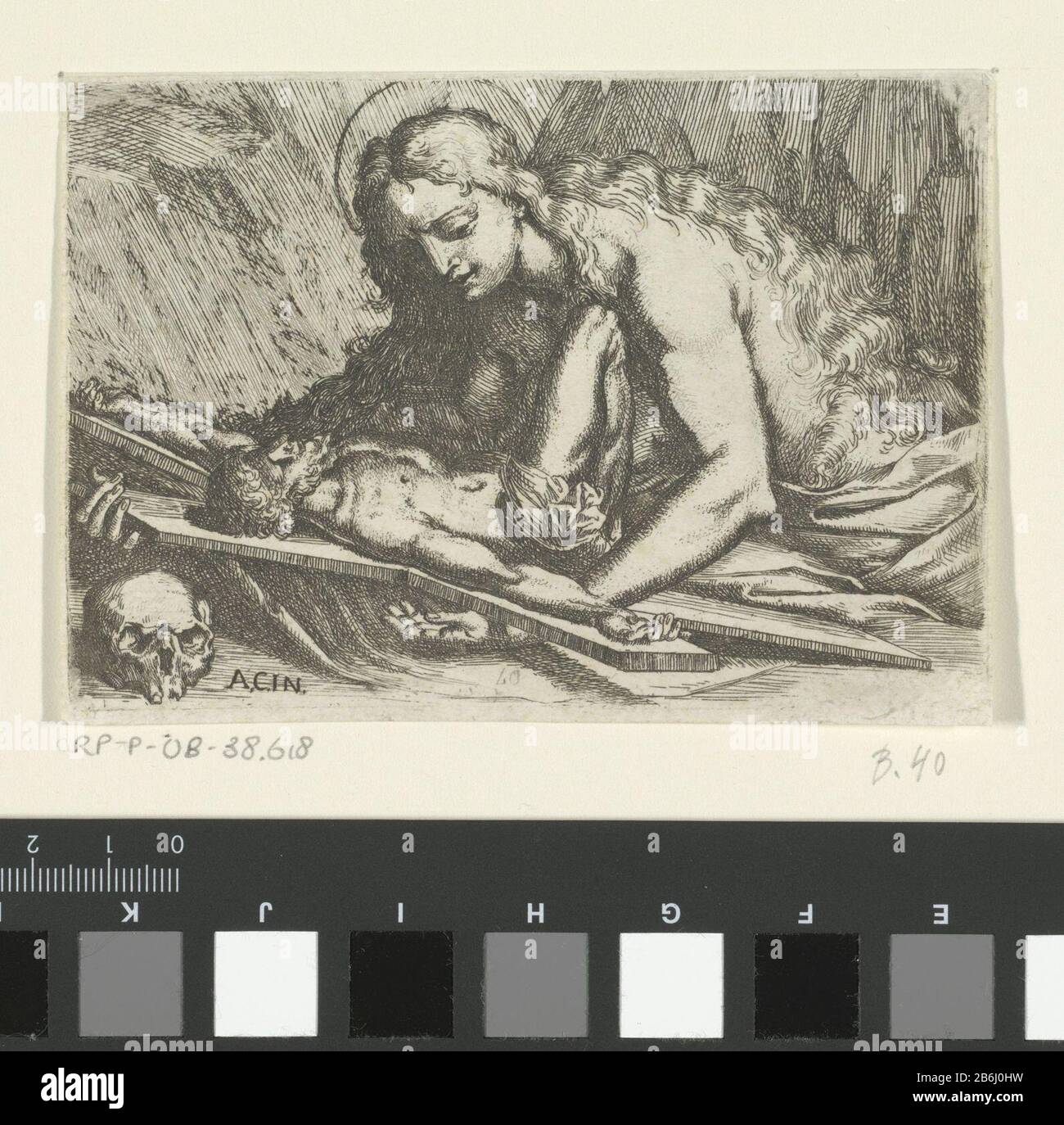 Marie Magdalène avec crucifix de heilige Maria Magdalena voorovergebogen sur een crucifix. Op de voorgrond liens een schedel. Fabricant : fabricant: Marcantonio Bellavianaar onwerp van: Annibale Carracci (vermeld op object)Plaats fabricación: Italië Dating: 1660 - 1680 kenmerken physique: ETS Material: Papier Techniek: Etsen Dimensions: Plaatrand: H 83 mm × b 121 mm Sujet: Dévotion personnelle de Sainte Marie Magdalenepenene les attributs possibles: livre (ou défilement), couronne, couronne d'épines, crucifix, pot d'onguent, miroir, instrument de musique, branche de palmier, rosaire, Banque D'Images