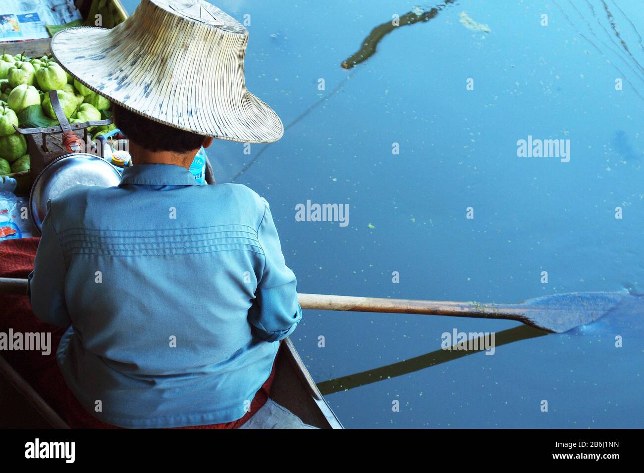 Vendeur sur bateau , marché flottant, Thaïlande Banque D'Images