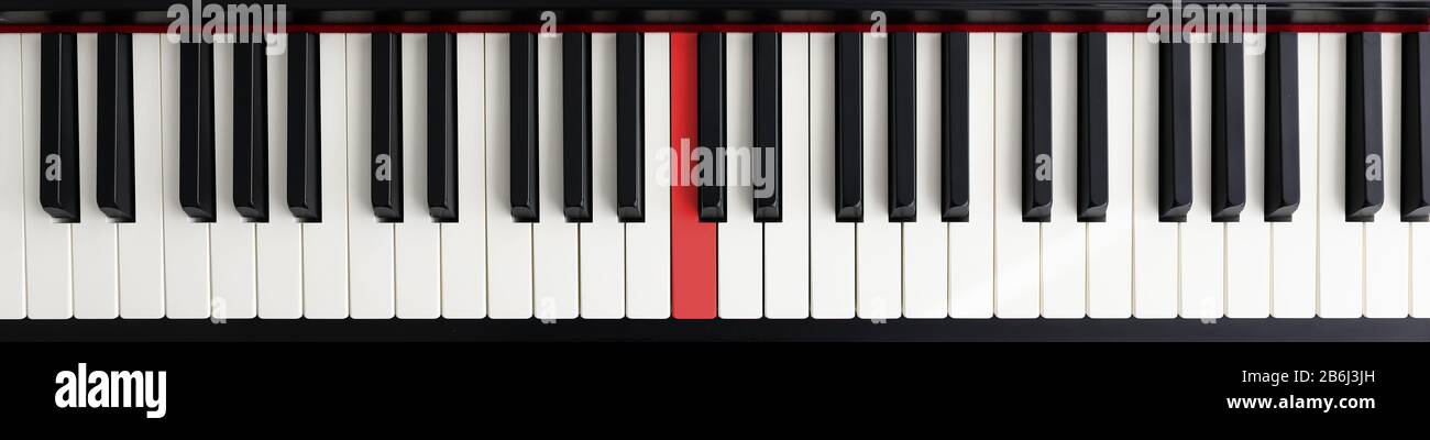 Piano avec touche rouge Photo Stock - Alamy