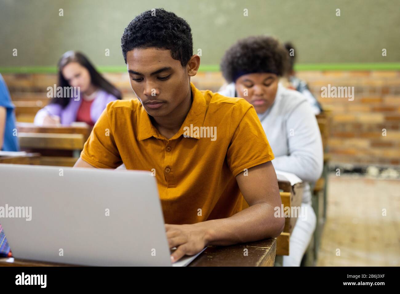 Vue avant de l'étudiant travaillant sur un ordinateur portable Banque D'Images