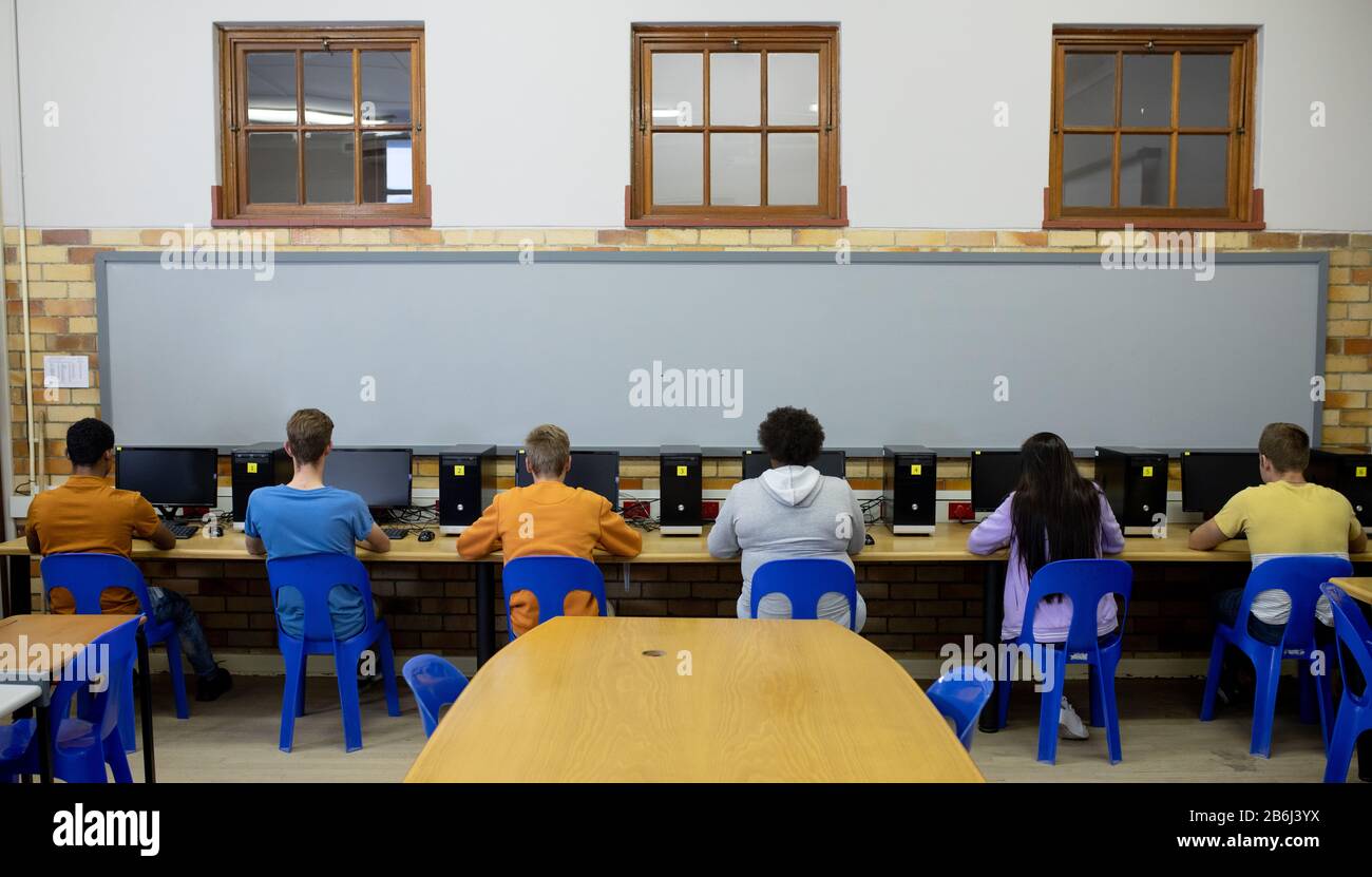 Vue arrière des étudiants travaillant sur des ordinateurs Banque D'Images