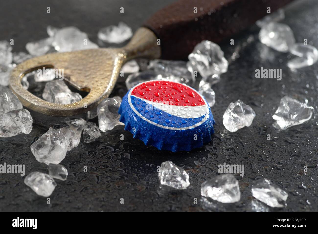 Koszalin, Pologne - 11 mars 2020: Boisson fraîche de Pepsi avec glace . Pepsi est une boisson gazeuse populaire fabriquée par PepsiCo Banque D'Images