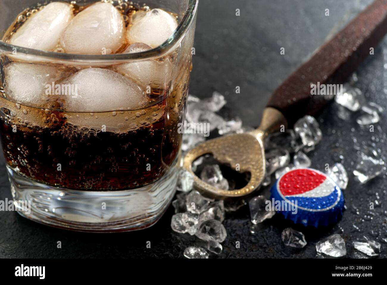 Koszalin, Pologne - 11 mars 2020: Boisson fraîche de Pepsi avec glace . Pepsi est une boisson gazeuse populaire fabriquée par PepsiCo Banque D'Images