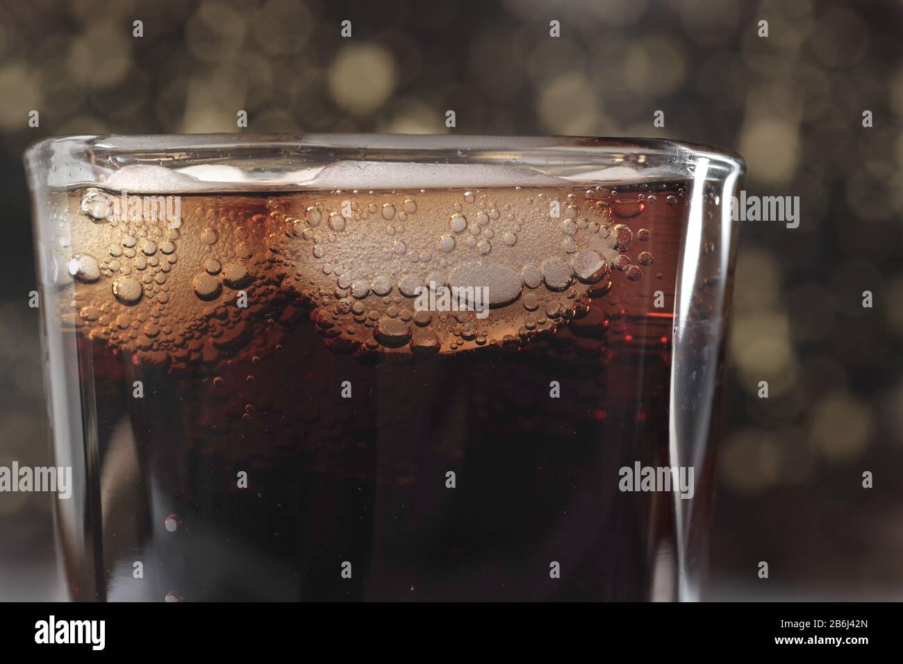 Koszalin, Pologne - 11 mars 2020: Boisson fraîche de Pepsi avec glace . Pepsi est une boisson gazeuse populaire fabriquée par PepsiCo Banque D'Images