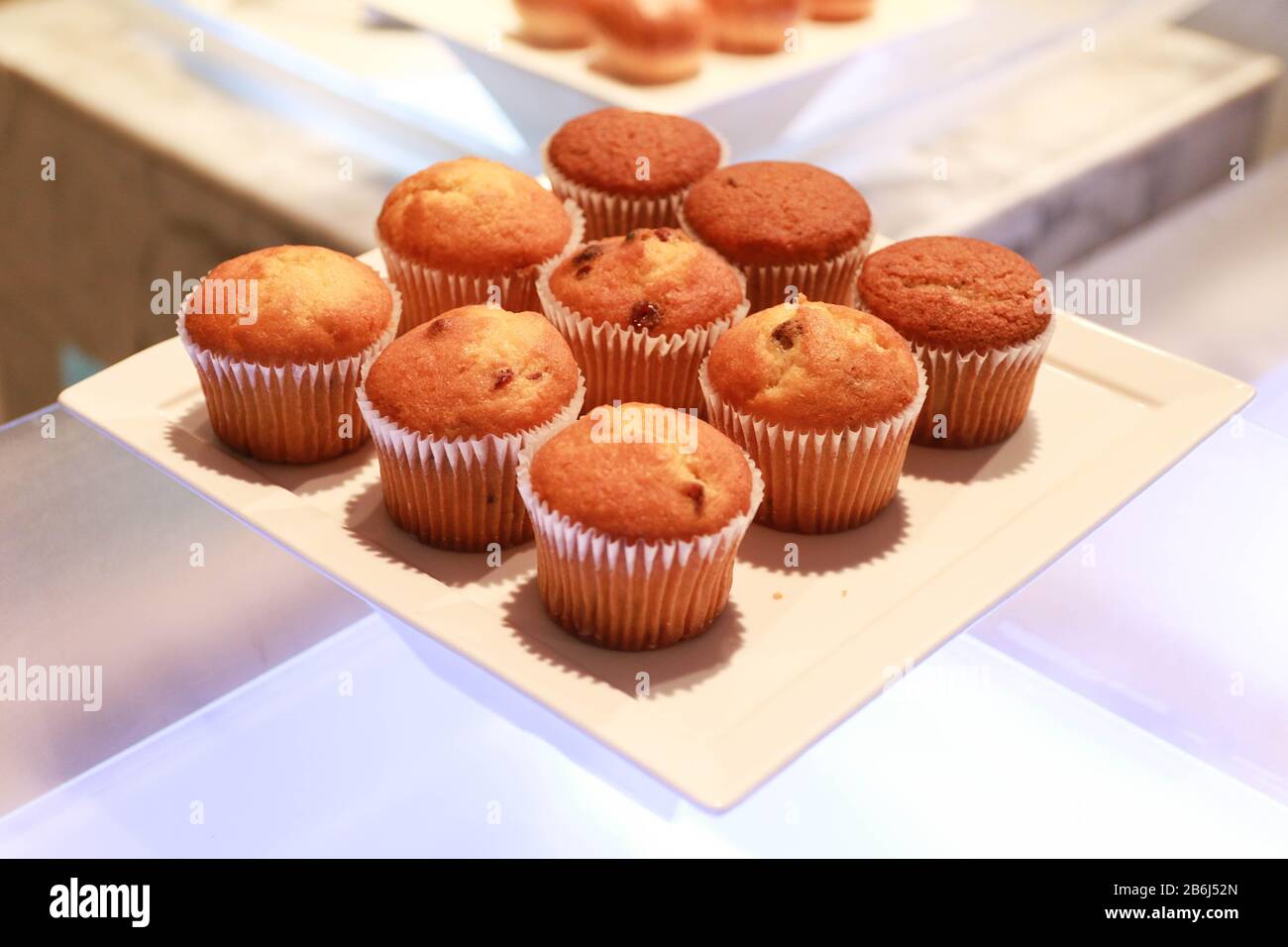 Muffins cupcake servi dans une assiette blanche sur une boulangerie Banque D'Images