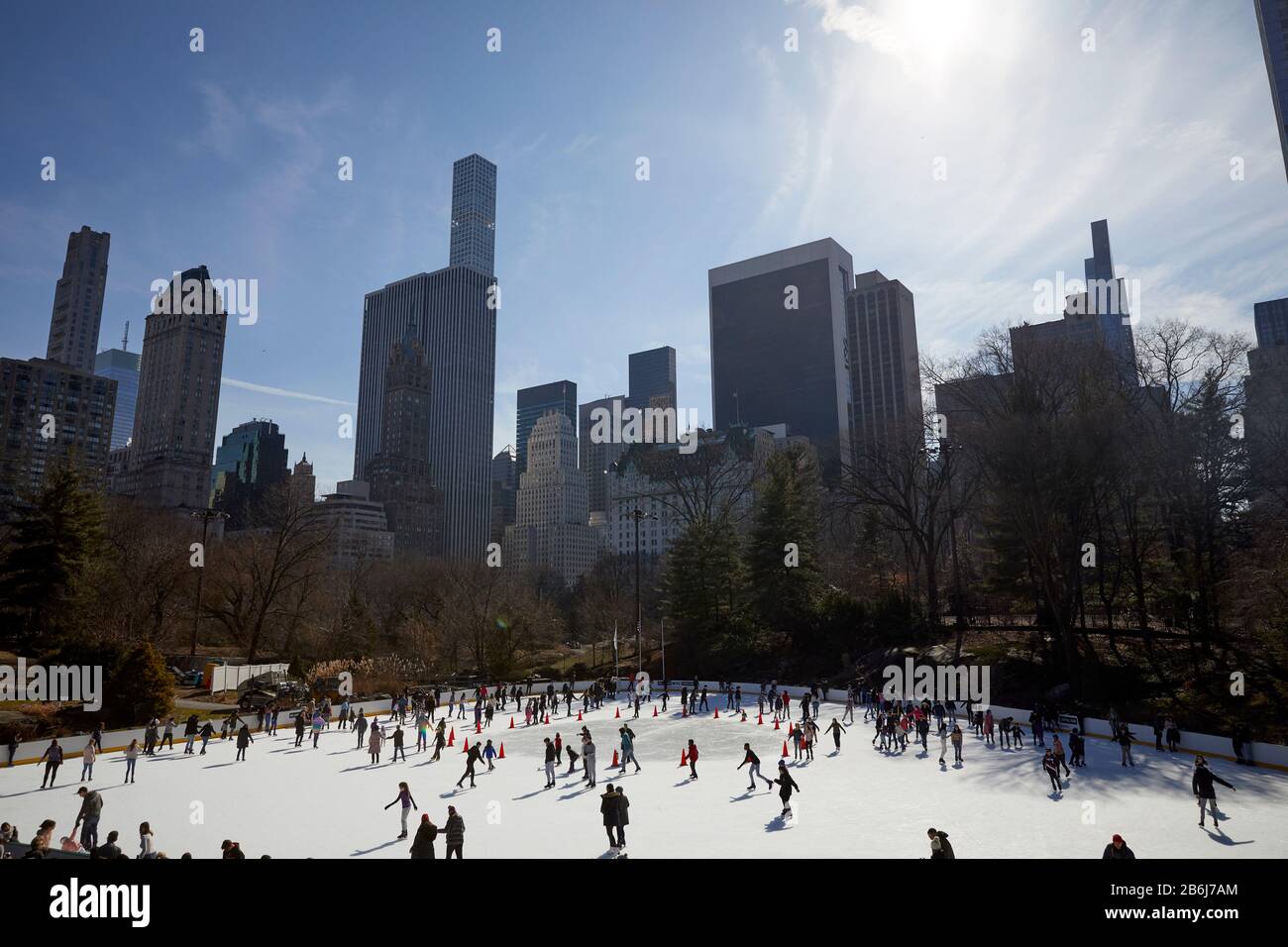 New York City Manhattan dans Central Park Wollman Rink avec les gratte-ciel derrière Banque D'Images