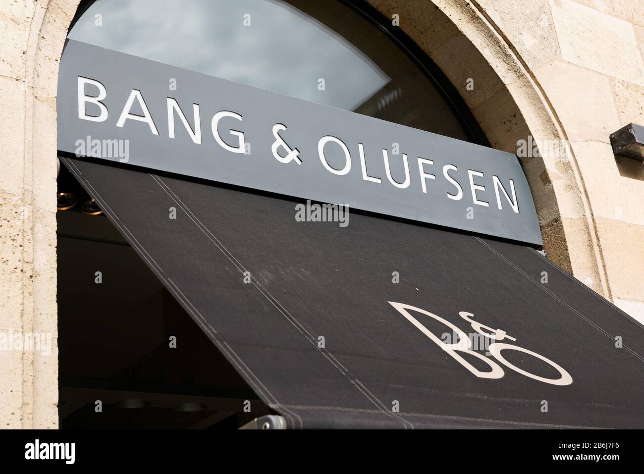 Bordeaux , Aquitaine / France - 10 17 2019 : Boutique logo du magasin Bang & Olufsen Banque D'Images