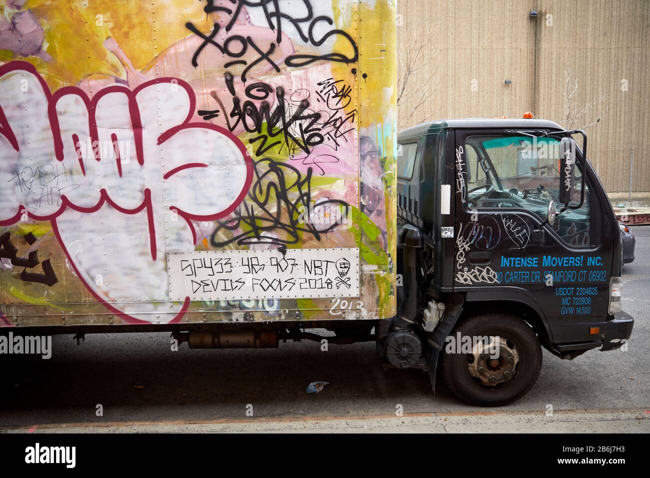 New York quartier Brooklyn Bushwick quartier graffiti Street art couvert  livrevan Photo Stock - Alamy