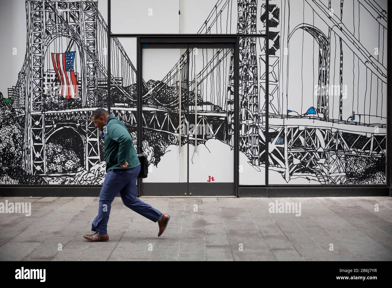 New York City Lower Manhattan homme passant la fresque du pont de Brooklyn Banque D'Images