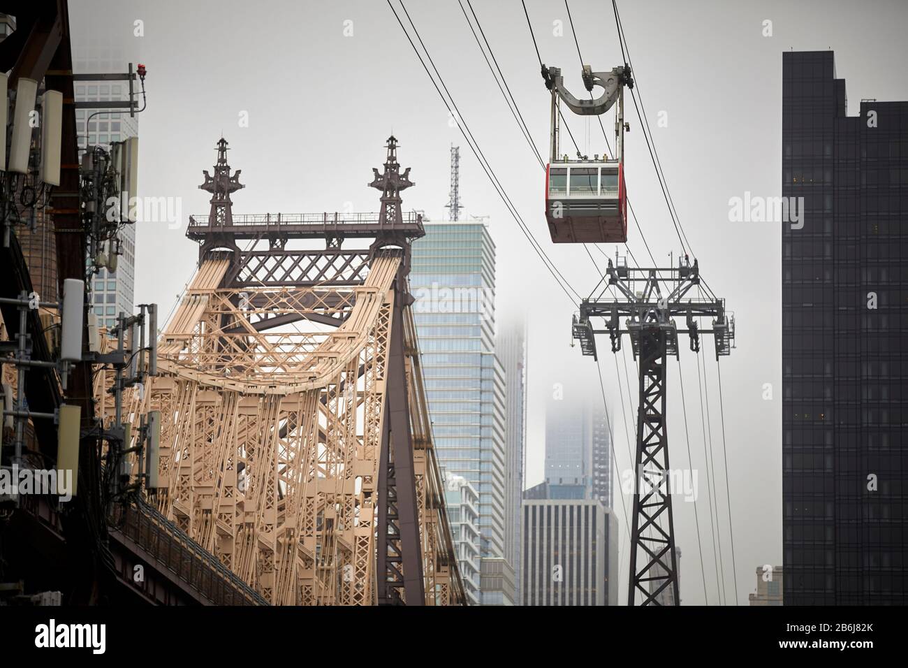 Le tramway aérien de l'île Roosevelt de New York traverse East River et le pont Ed Koch Queensboro Banque D'Images