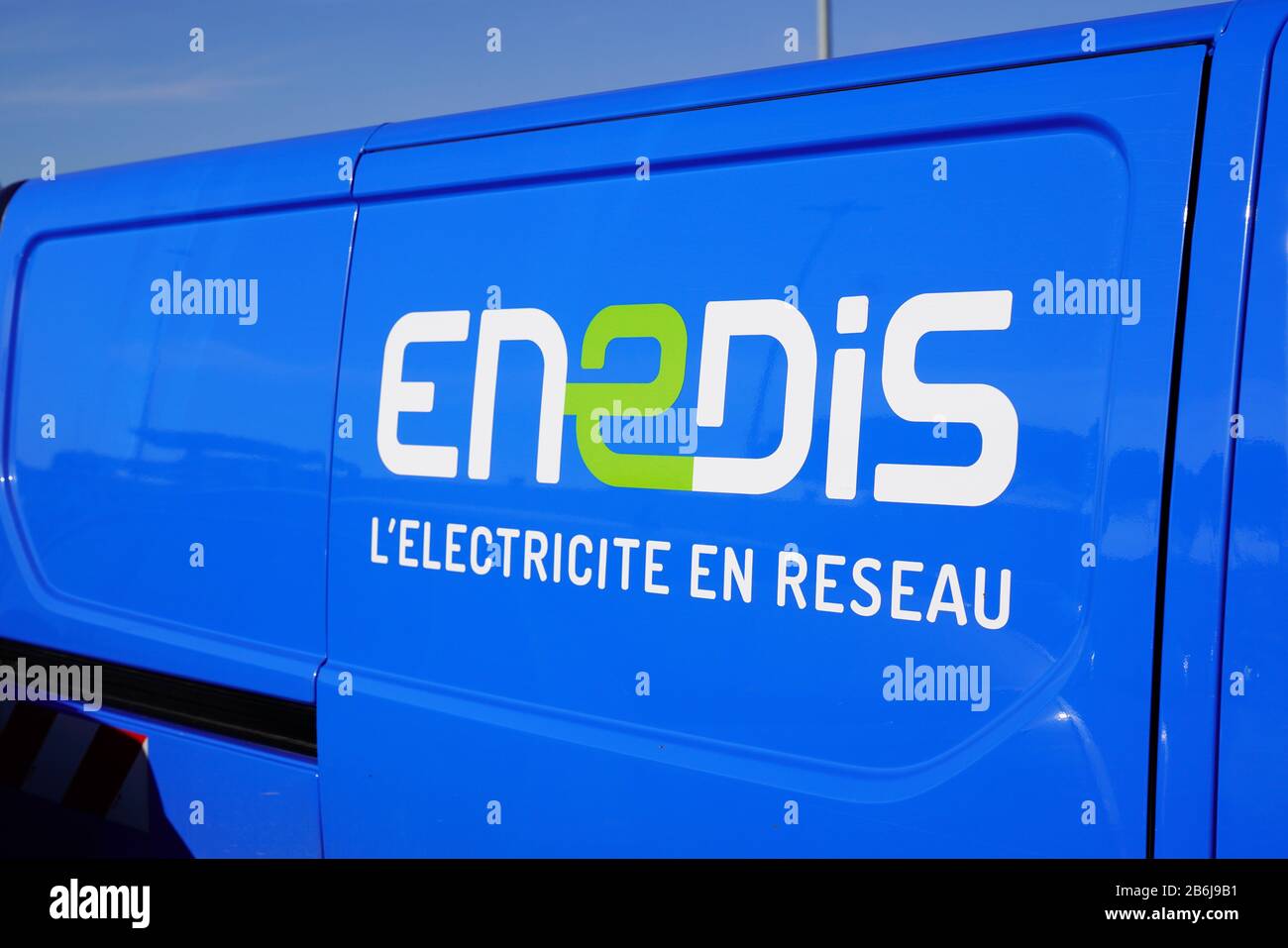Bordeaux , Aquitaine / France - 12 04 2019 : logo ENEDIS edf signe sur la société de distribution de fournisseurs d'électricité de camions Banque D'Images Bordeaux , Aquitaine / France - 12 04 2019 : logo ENEDIS edf signe sur la société de distribution de fournisseurs d'électricité de camions Banque D'Images