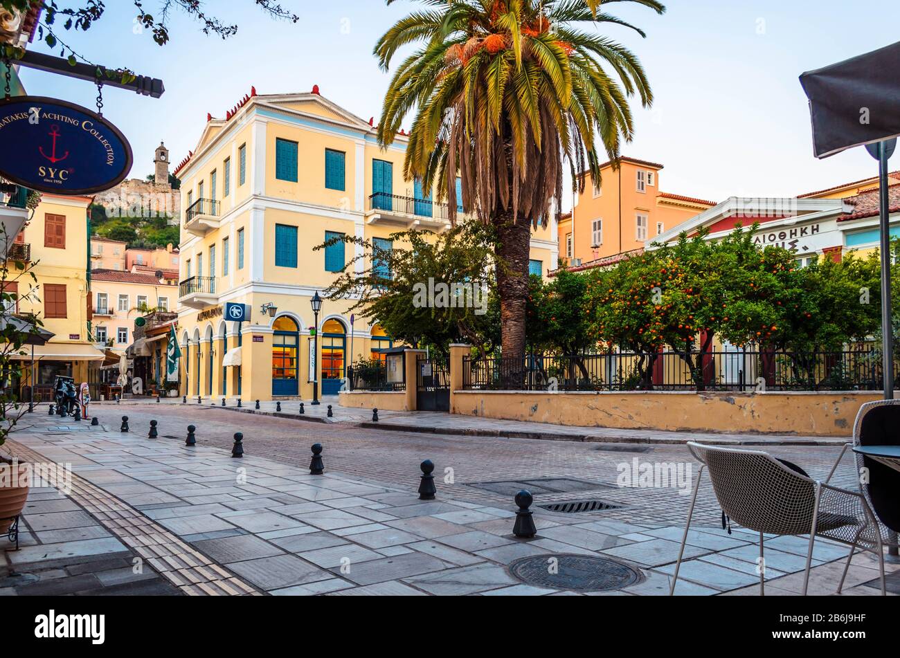 Allée étroite Picteresque à Nafplio avec des bâtiments bien conservés néoclassiques. Banque D'Images