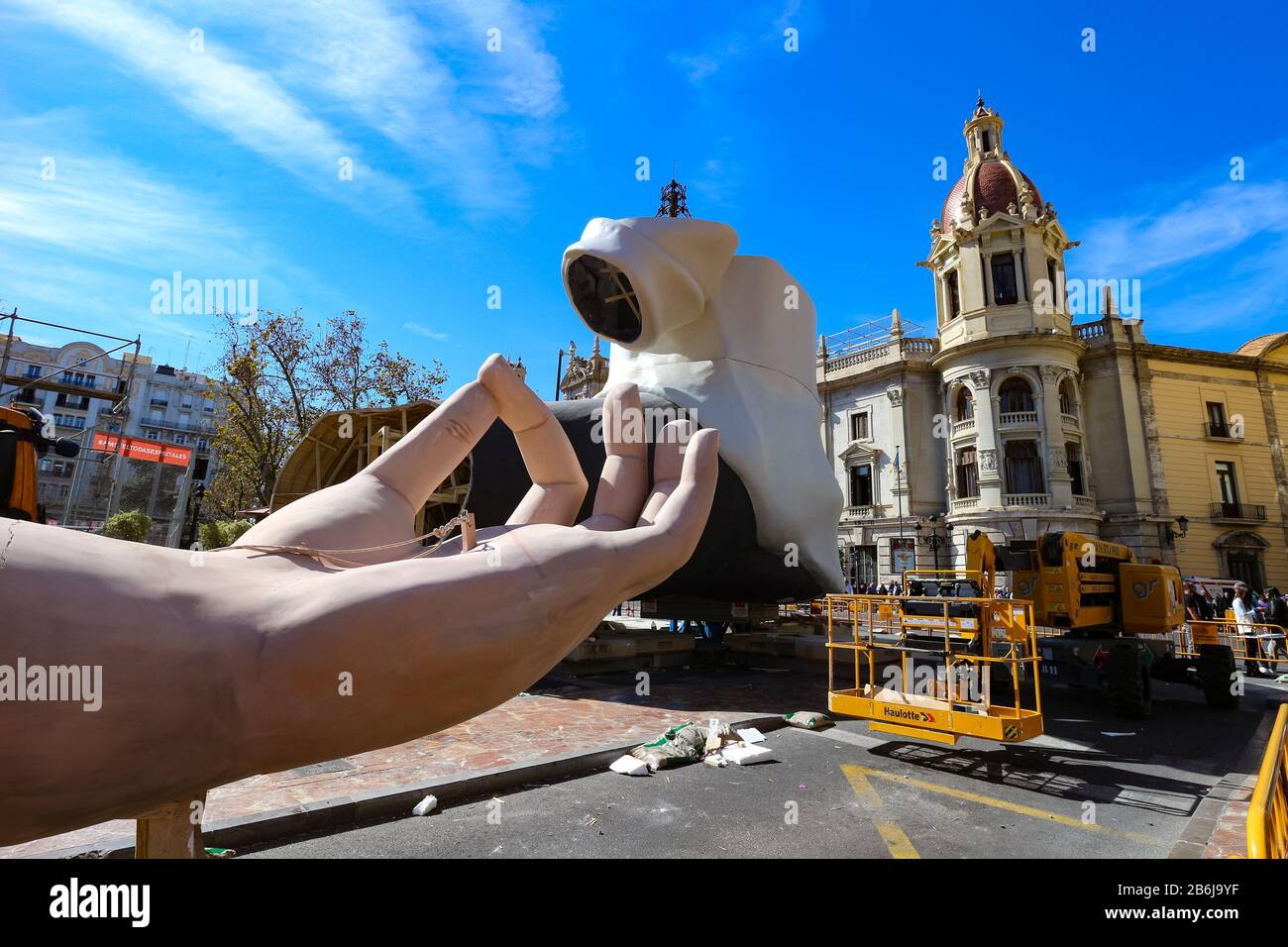 Détail main de la figurine Flas inachevée à l'hôtel de ville pour le festival Flas 2020 qui a été annulé pour empêcher la propagation du coronavirus. Banque D'Images