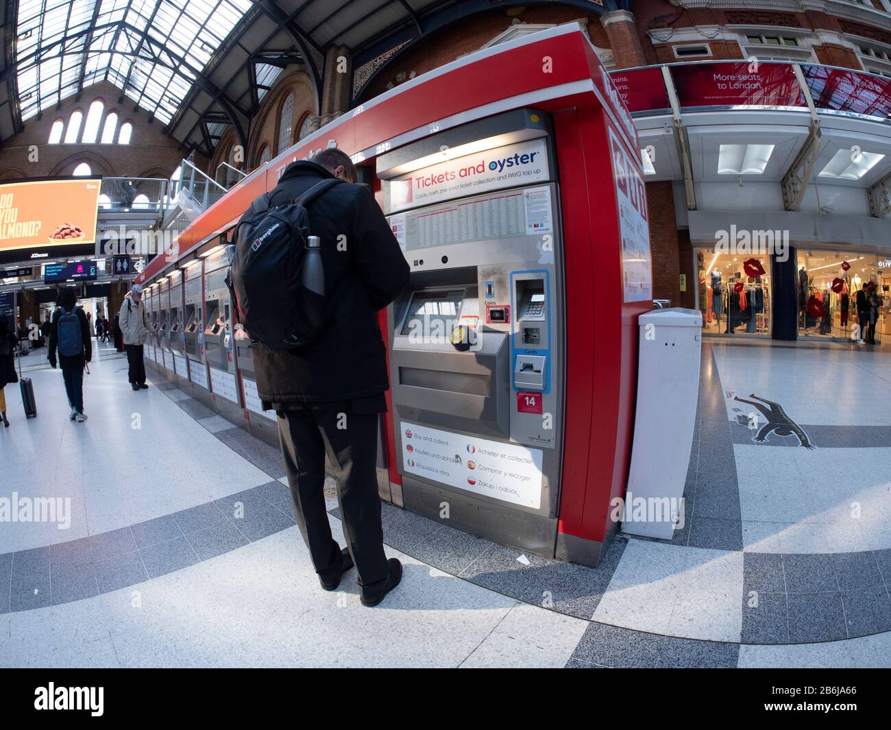 Homme utilisant la machine à billets de train à Londres Liverpool Street Banque D'Images