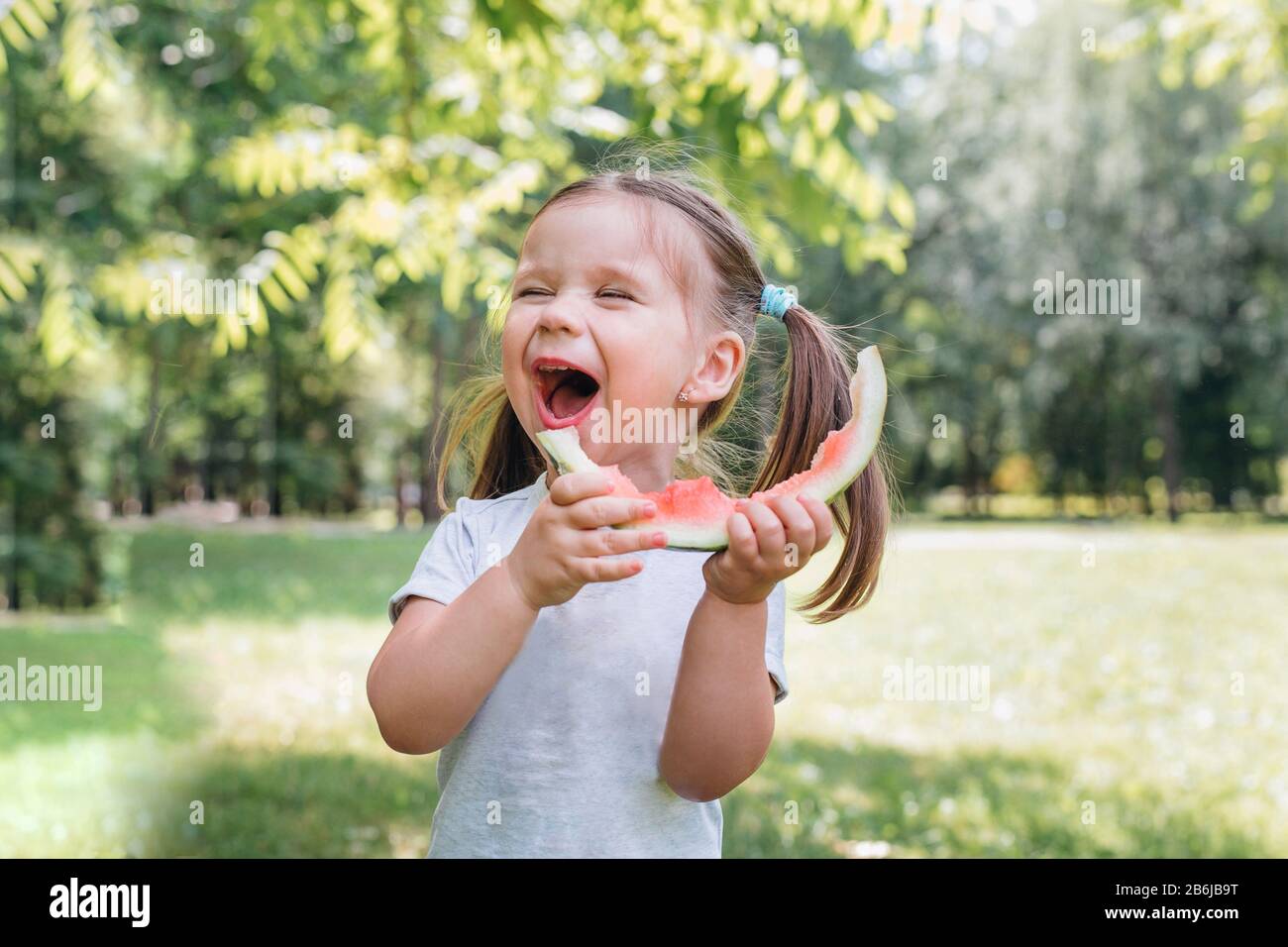 Bebe Drole Manger Du Pasteque Dehors Dans Le Parc Photo Stock Alamy