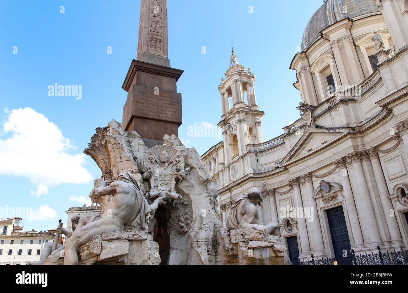 Vue ensoleillée sur la Piazza Navona avec la fontaine des quatre fleuves (italien : Fontana dei Quattro Fiumi) avec obélisque égyptien Banque D'Images