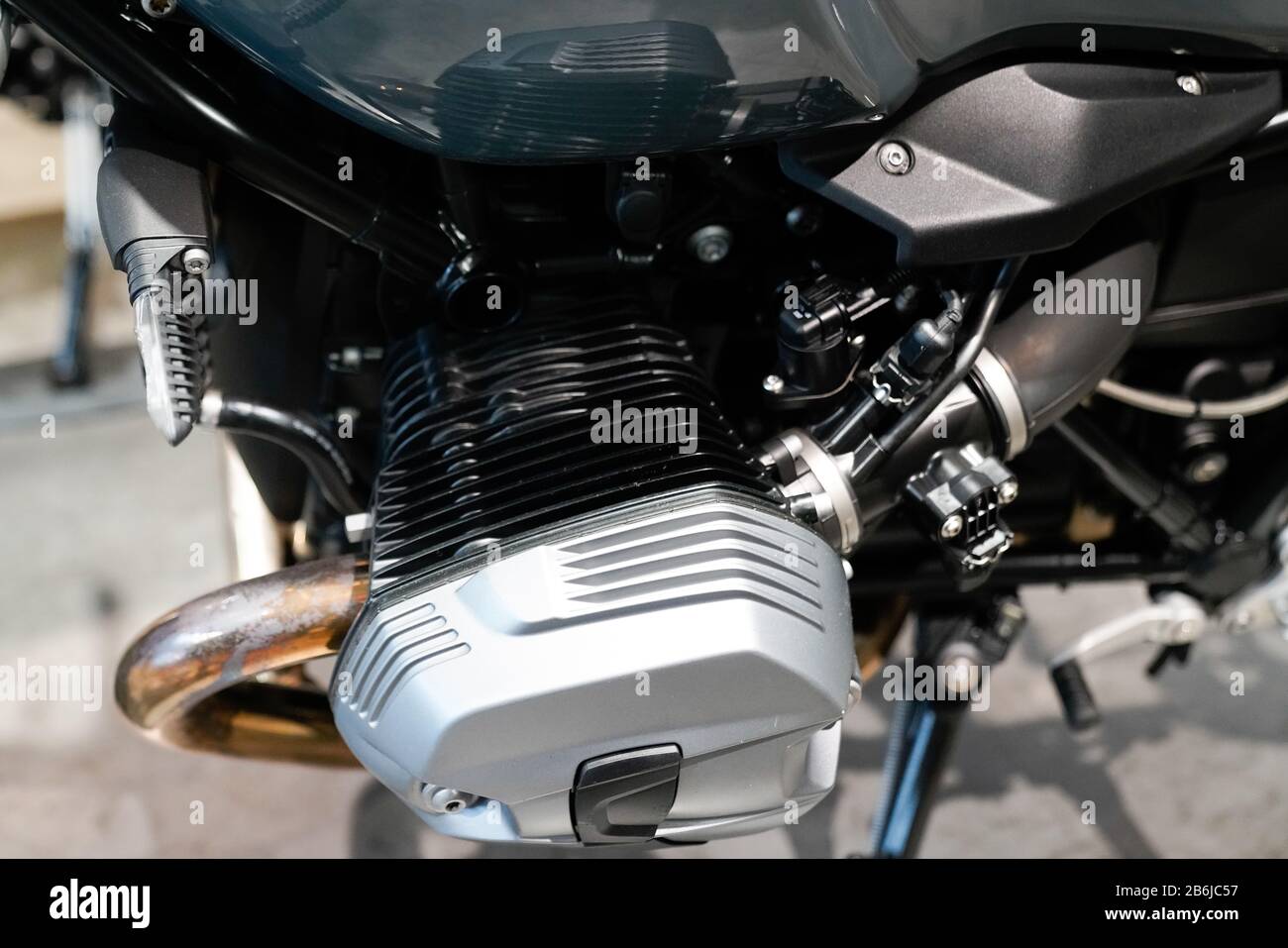 Bordeaux , Aquitaine / France - 02 15 2020 : BMW détail moteur boxer plat  dans la boutique moto nouveau moteur moderne Photo Stock - Alamy
