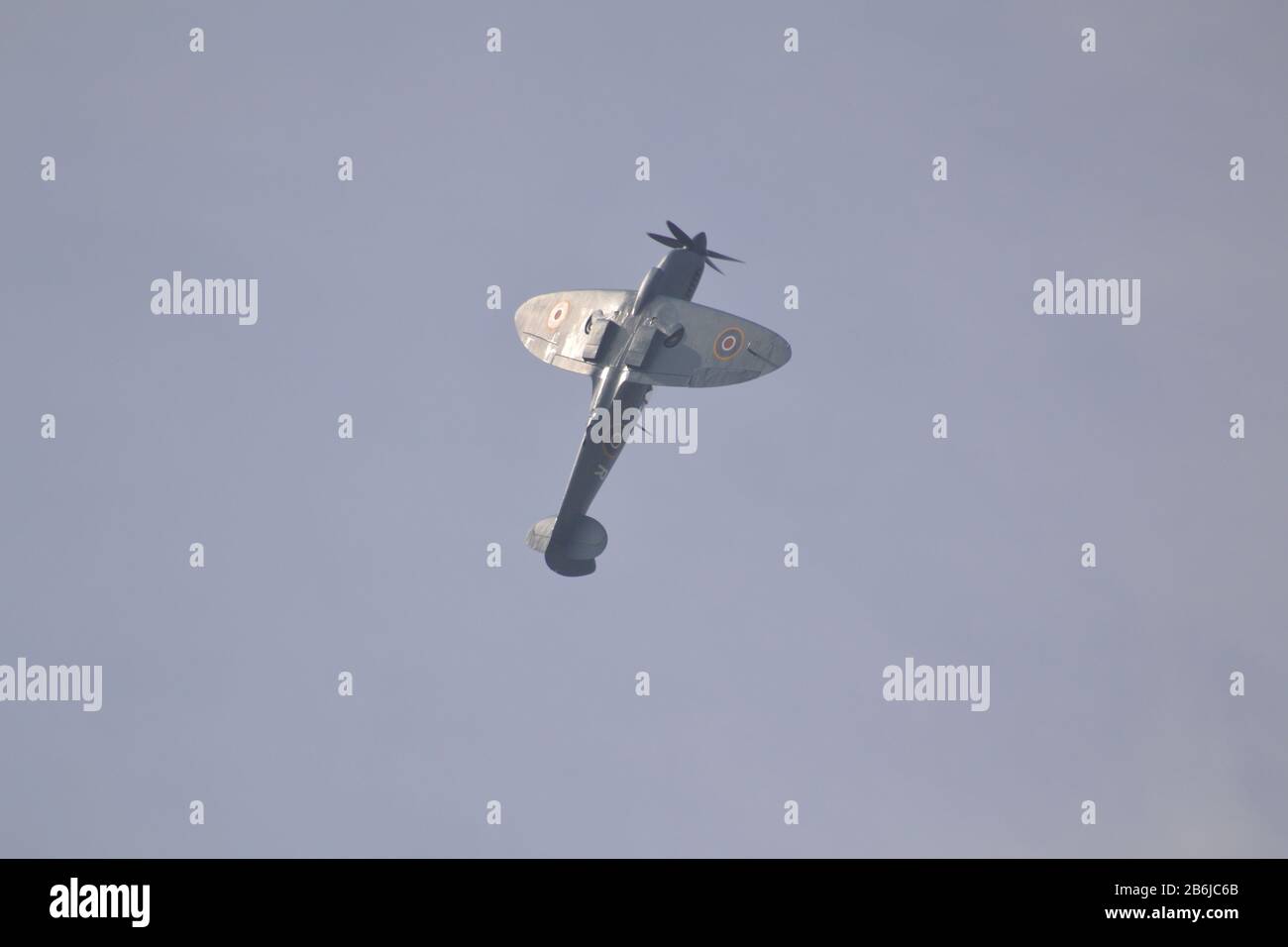 Stand d'escalade Spitfire vertical à un stand, Southport Airshow. Banque D'Images