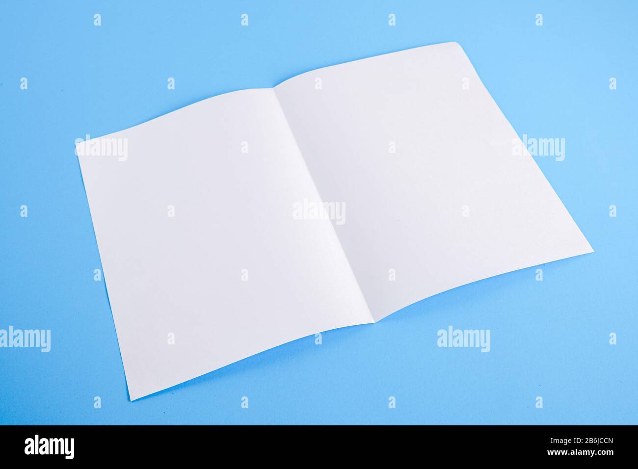 Pli modèle livre blanc sur fond bleu Banque D'Images