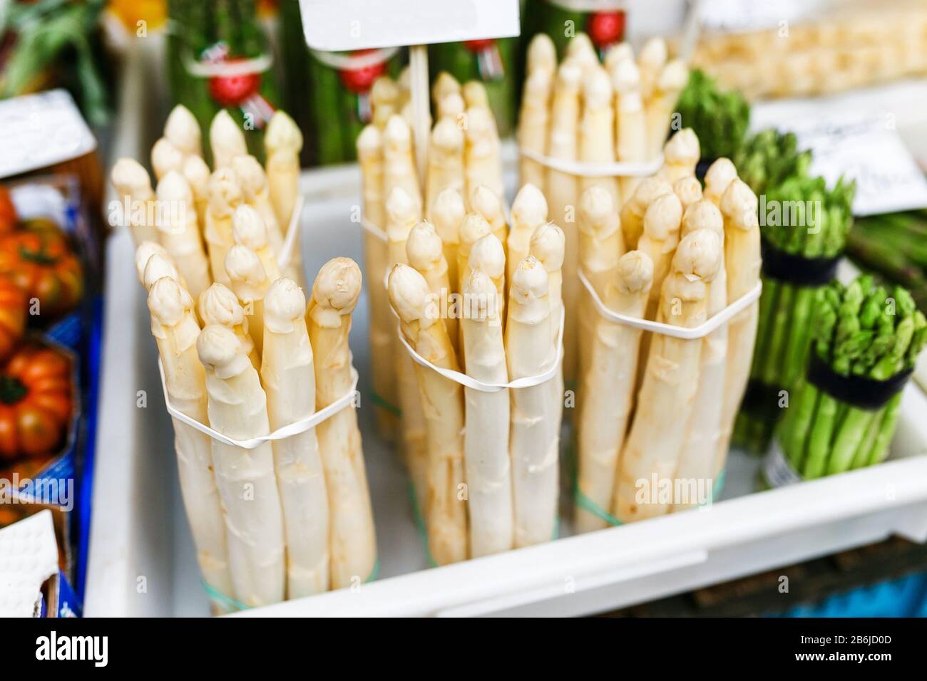 Beaucoup d'asperges fraîches en vente sur le marché écologique de la nourriture agricole Banque D'Images