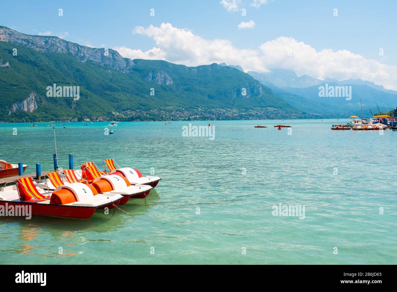Vue sur le lac d'Annecy avec bateaux, France Banque D'Images