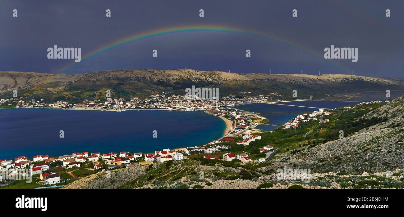 Île de Pag, province de Dalmatie, Croatie, Pag est la capitale insulaire située sur les deux rives du canal de Velebitski Banque D'Images