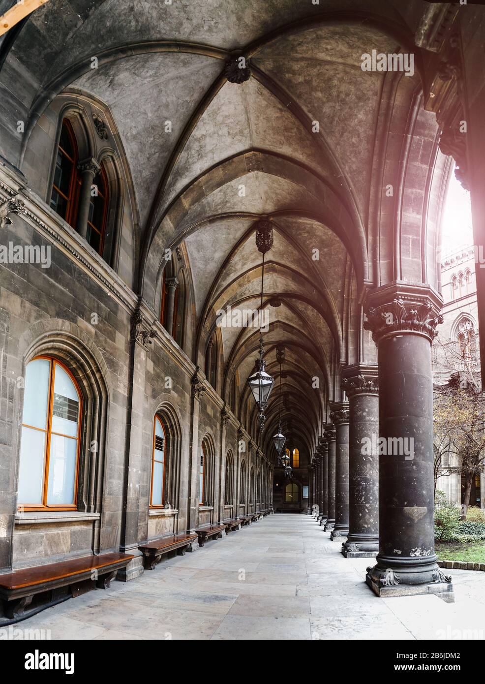 La cour intérieure de l'hôtel de ville avec une belle architecture, un vieux couloir avec des colonnes noircies Banque D'Images