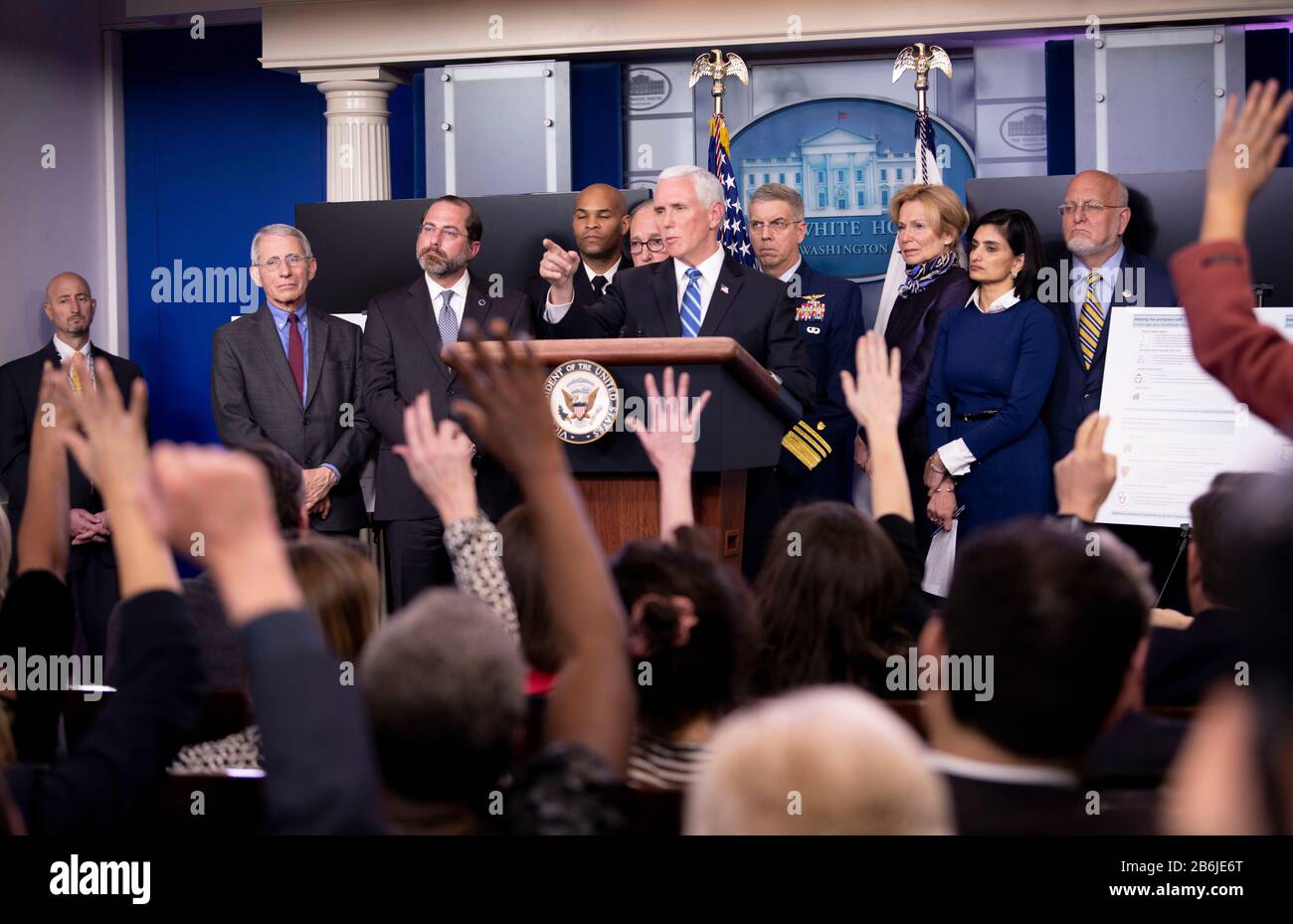 Washington, DC, États-Unis. 10 mars 2020. Le vice-président des États-Unis, Mike Pence, fait des gestes lorsqu'il assiste à une conférence de presse sur la COVID-19 à la Maison Blanche à Washington, DC le 10 mars 2020. Le nombre de cas de COVID-19 aux États-Unis a dépassé 1 000 par 23 h 30 HNE mardi (0330 GMT mercredi), atteignant 1 001 avec 28 morts, selon le Centre pour la science et l'ingénierie des systèmes (CSSE) de l'Université Johns Hopkins. Crédit: Liu Jie/Xinhua/Alay Live News Banque D'Images