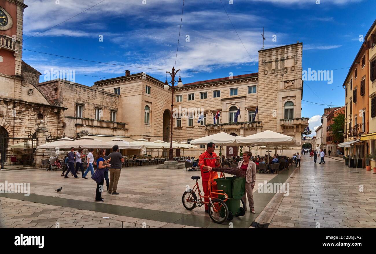 Zadar, province de Dalmatie, Croatie, Narodni trg est le centre de la vie publique à Zadar de la Renaissance jusqu'à aujourd'hui. Sur le site de la grande place, platea magna, les fondations des institutions municipales ont été posées au début du Moyen âge. Ensuite, le City Lodge et l'église de Saint-Pierre le Nouveau ont été érigés ici. Ils ont été détruits par les autorités au cours du règne vénitien du XVe siècle. Le XVIe siècle a vu la construction de la Garde de ville (Gradska straža) avec la tour de l'horloge de la ville, Banque D'Images