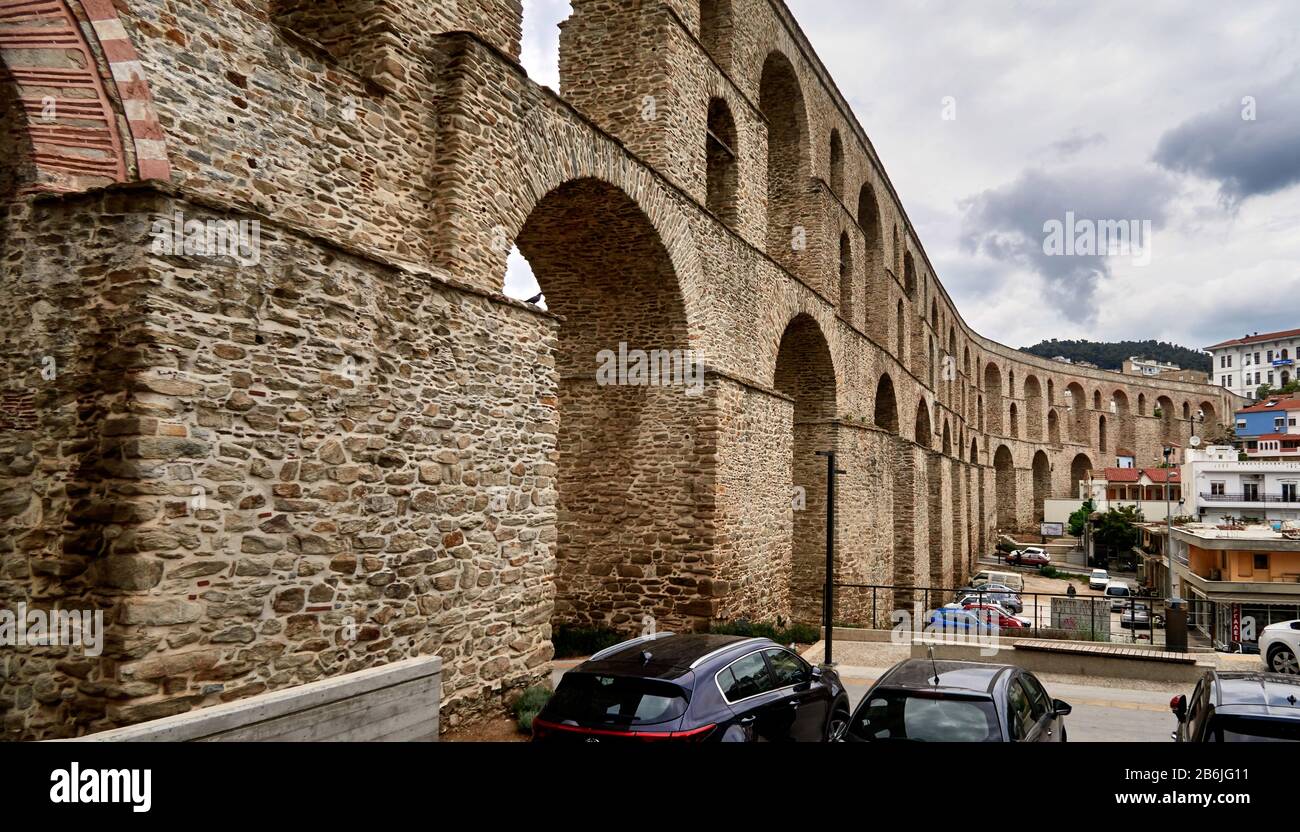 Kavala, Macédoine orientale, Mer Egéé, Grèce, de la forteresse byzantine vue sur l'aqueduc romain (Kamares) et la ville de Kavala, il se compose de 60 arches de quatre tailles différentes et d'une hauteur maximale de 52 M. et il a été reconstruit en 1550 par Suleiman le magnifique Banque D'Images