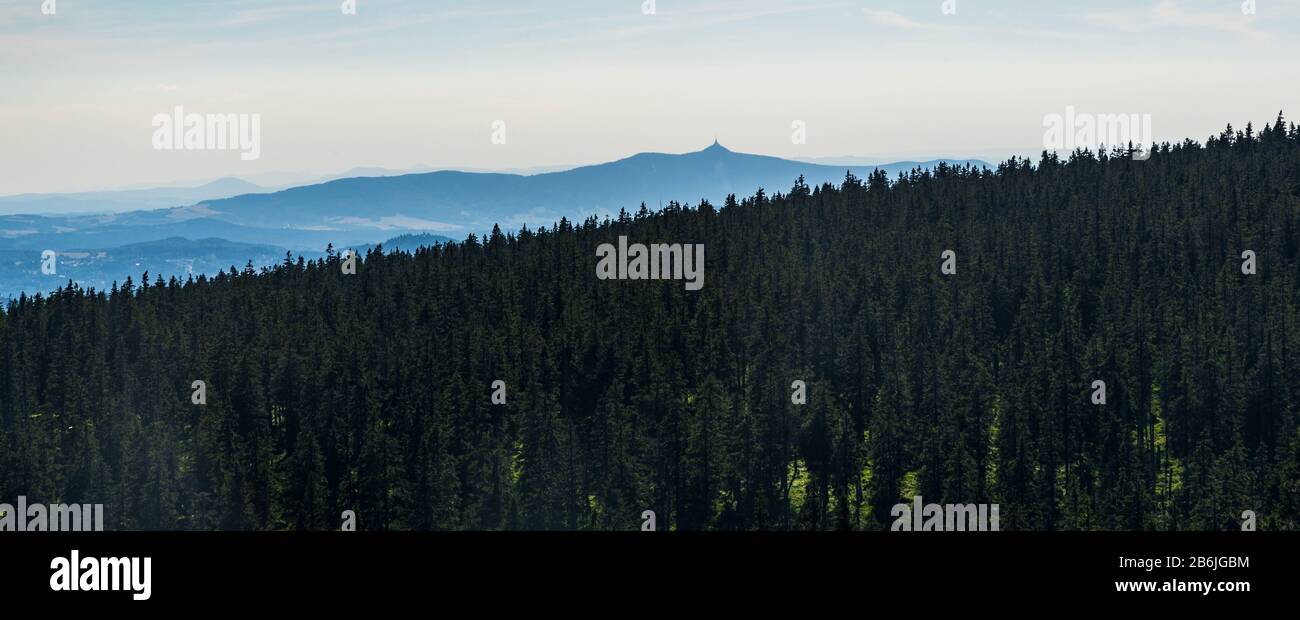 Colline de Jested depuis la cabane de Vosecka bouda dans les montagnes de Krkonose en république tchèque en été soir Banque D'Images