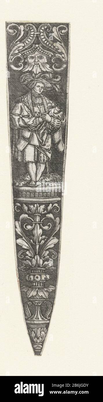 Décoration de la gaine d'un dagger avec mascaron Top accroche un mascaron top un homme avec un crâne sous son manteau. Achtergrond ombré. Fabricant : Print Maker: Anonymement à la conception: Monogrammist IW (inventeur), éditeur: Fabrication anonyme: Pays-Bas (possible) Date: 1500 - 1600 matériau: Technique du papier: Engraa (procédé d'impression) mesures: Bord de la plaque: H 131 mm × W 2,25 mm (fond plus étroit) Banque D'Images Décoration de la gaine d'un dagger avec mascaron Top accroche un mascaron top un homme avec un crâne sous son manteau. Achtergrond ombré. Fabricant : Print Maker: Anonymement à la conception: Monogrammist IW (inventeur), éditeur: Fabrication anonyme: Pays-Bas (possible) Date: 1500 - 1600 matériau: Technique du papier: Engraa (procédé d'impression) mesures: Bord de la plaque: H 131 mm × W 2,25 mm (fond plus étroit) Banque D'Images