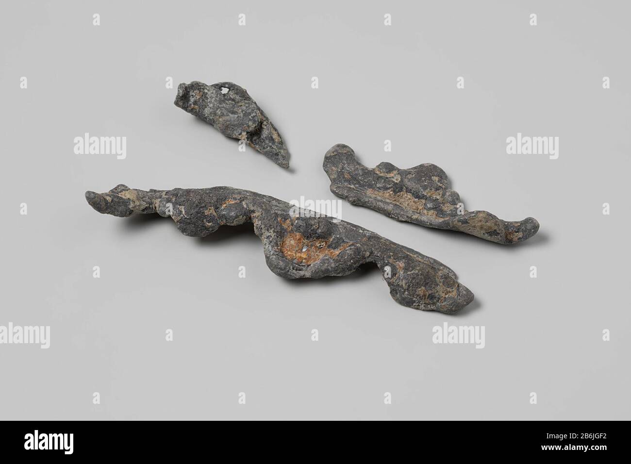 Raccord, accessoire décoratif ou fragment ; fragm de jante, id. Ng 1980-27H139 érodé, écrasé. Fabricant : anoniemPlaats fabrication: Nederland Dating: 1700 - in of voor 13-jul-1743 matériau: Lood Dimensions: H 10,4 cm. (grooste) × b 2,6 cm. × d 1 cm. × h 6,3 cm. (milieu de la poste) × b 2,2 cm. × d 0,8 cm. × h 3,8 cm. (kleinste) × b 1,5 cm. × d 0,7 cm. Date: 1743 - 1743 Banque D'Images