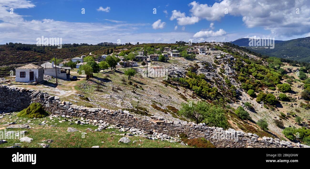 Thassos Island, Grèce, Europe, Kastro est un petit village à l'intérieur de l'île grecque de Thassos. On pense qu'il s'agit du village le plus ancien de l'île. Le nom du village vient de l'ancien château qui existait ici pour protéger les habitants. Le village est situé au centre de l'île, à une hauteur de 450 à 500 m au-dessus du niveau de la mer, entouré de profondes ravines et gorges, dans la partie centrale de Thassos. Il était autrefois un endroit animé et riche pendant le temps vénitien Banque D'Images