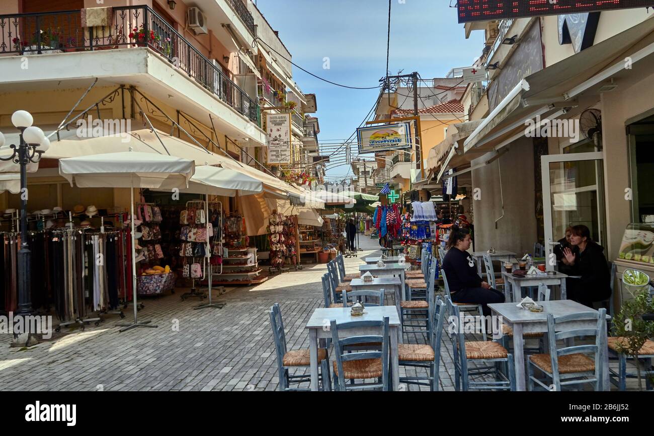 Thassos Island, Grèce, Europe, Limenas City le port de pêche la rue piétonne est animée Thassos est une île grecque dans le nord de la mer Égée, près de la côte de Thrace. C'est l'île la plus au nord de la Grèce, et la 12ème plus grande par région. Thassos est aussi le nom de la plus grande ville de l'île, plus connue sous le nom de Limenas, capitale de Thassos, située au nord, en face du continent. Banque D'Images