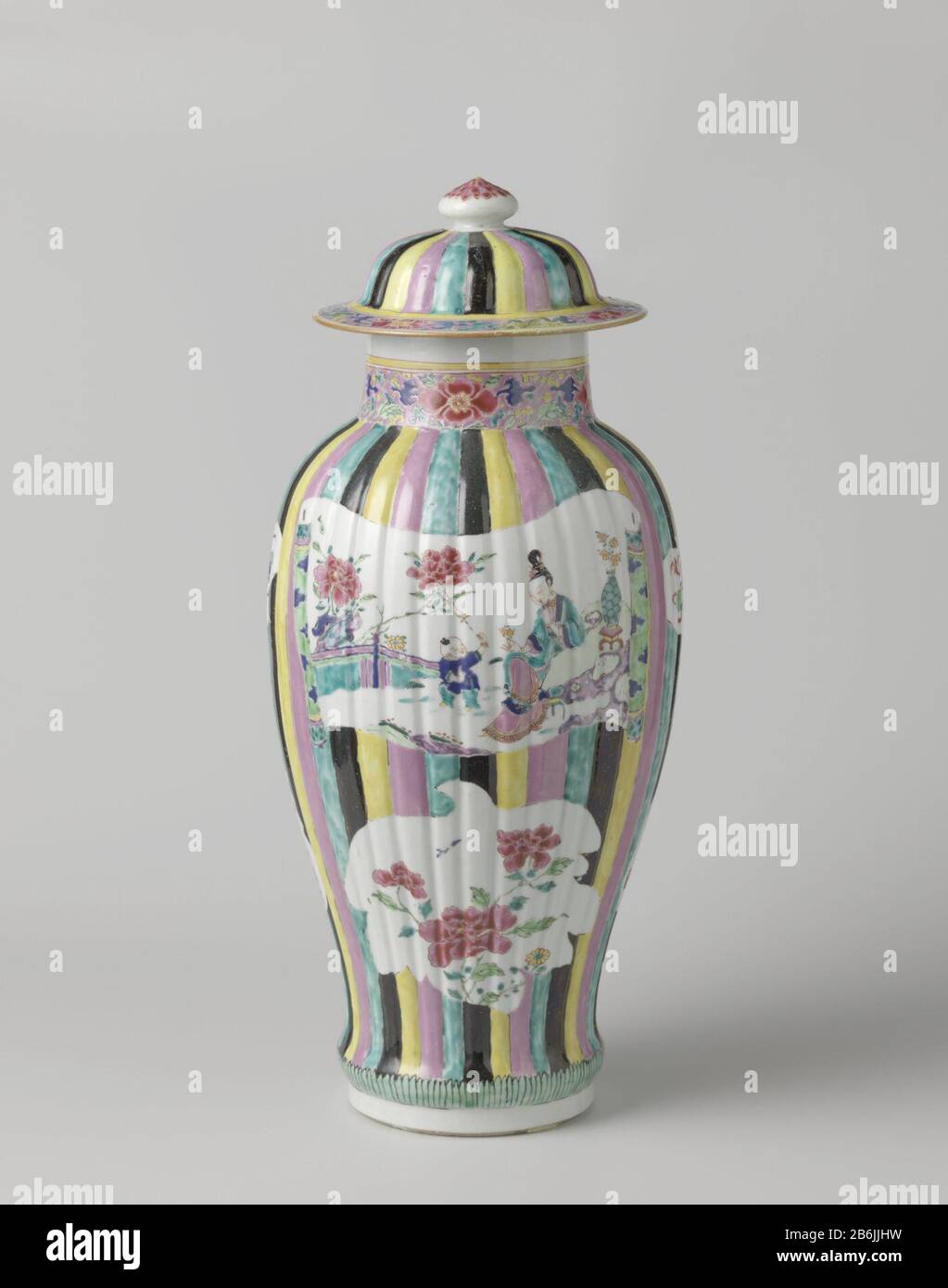 Couvercle attaché avec des gens, des vaporisateurs de fleurs et des symboles favorables dans des cartouries contre un fond multicolore Deksel van dekselpot van porseléine met balustervormichaam en geribde baguette, beschilderd op het glaruur dans blauw, rood, roze, groen, geel, paars, zwart en goud. Op de wand cartridges tegen een veelgekleurde achtergrond van verticale banden (harlekijn-patroon); twee cartridges in de vorm van open rollen met een dame (lange lijs) met jongen (zotje) dans een omheinde tuin met eiende planten, ardaonder weerske nehäuerssern seiten väuerssern Banque D'Images