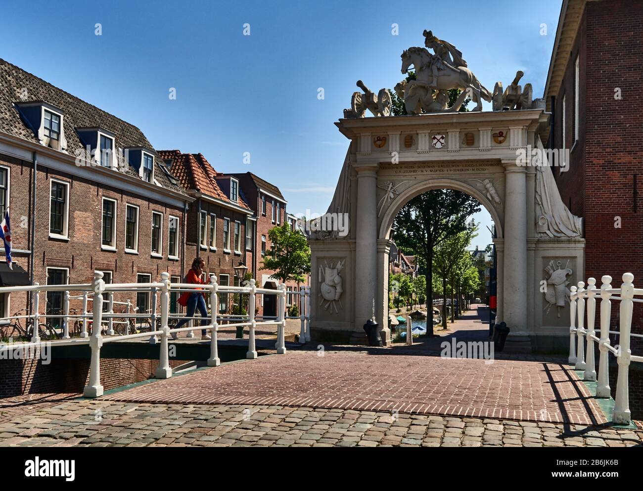 Ville de Leiden, province de Hollande-Méridionale, Pays-Bas, Europe - la magnifique porte en grès du XVIIe siècle Doelenpoort à Doelengracht dans la vieille ville, la cité de Leiden est connue pour son architecture laïque, ses canaux, son université de 1590, le nativitde Rembrand, La ville où a fleuri le premier bulde tulipe en Europe au XVIe siècle Banque D'Images