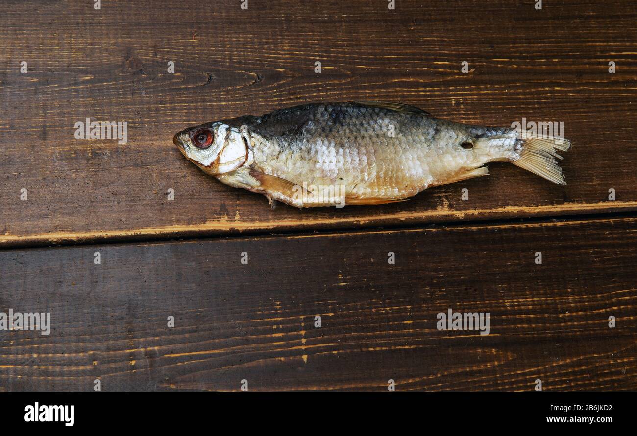 Poisson séché salé, poisson-fond en-cas de bière ou en-cas délicieux sur une table brune Banque D'Images