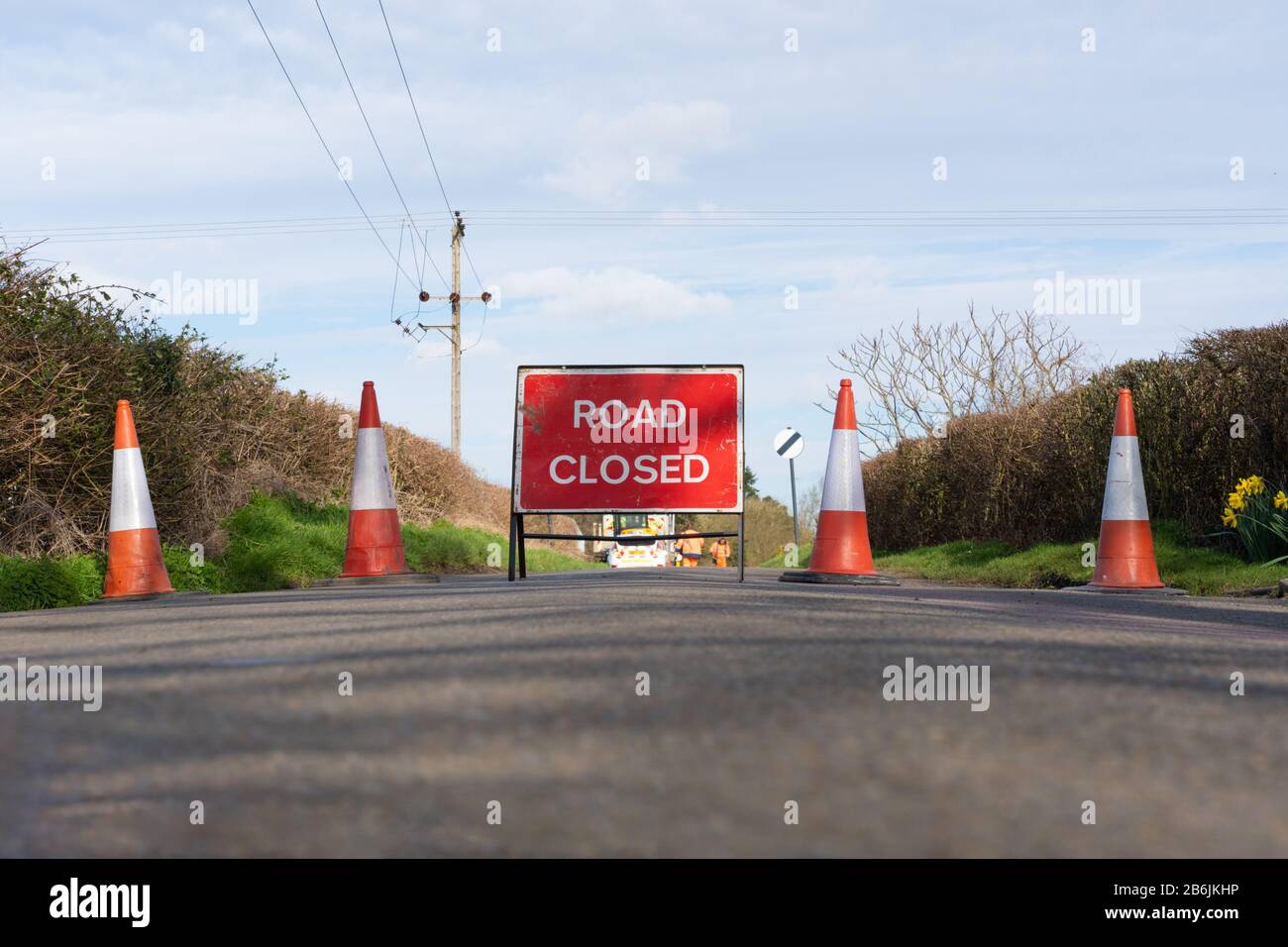 Panneau route fermée avec cônes de signalisation sur la route de campagne. Perry Green, Beaucoup Hadham, Hertfordshire. ROYAUME-UNI Banque D'Images