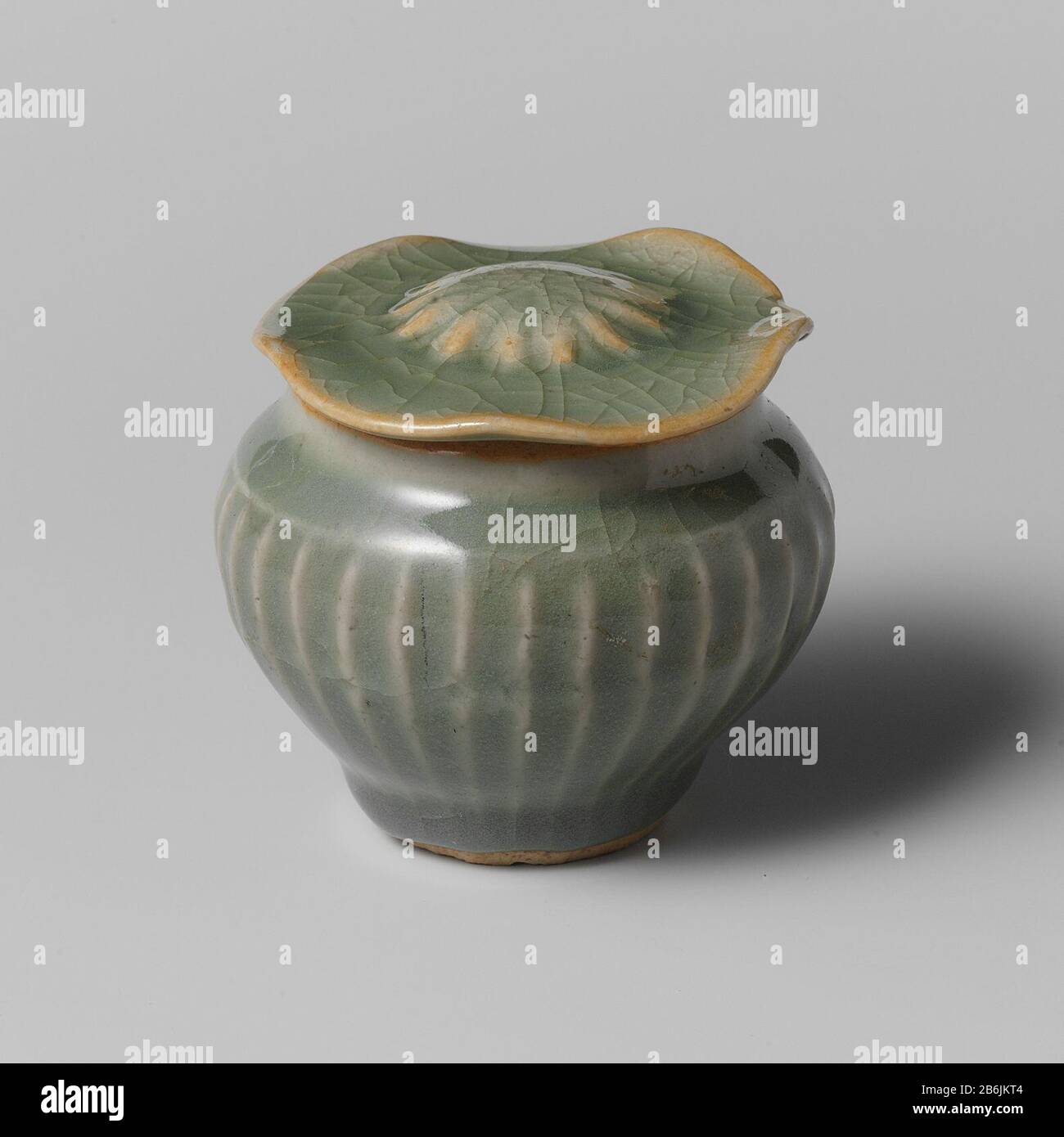 Perché avec la paroi ondulée Dekselpot van steengoed met een geribde baguette, bedekt met een doorschijnend groen, gecraqueleerd glacuur. Celadon (Longquan). Fabricant : pottenbakker: AnoniemPlaats fabrication: Chine Dating: CA. 1300 - env. 1400School / stijl: Yuan-dynastie (1279-1368) / Ming-dynastie (1368-1644) kenmerken physique: Stéengoed met een celadon glaçuur matériau: Steengoed glaçuur Techniek: Draaiend bewerken / bakken / glaçuren Dimensions: H 6,4 cm et 6 cm D: 6. Banque D'Images