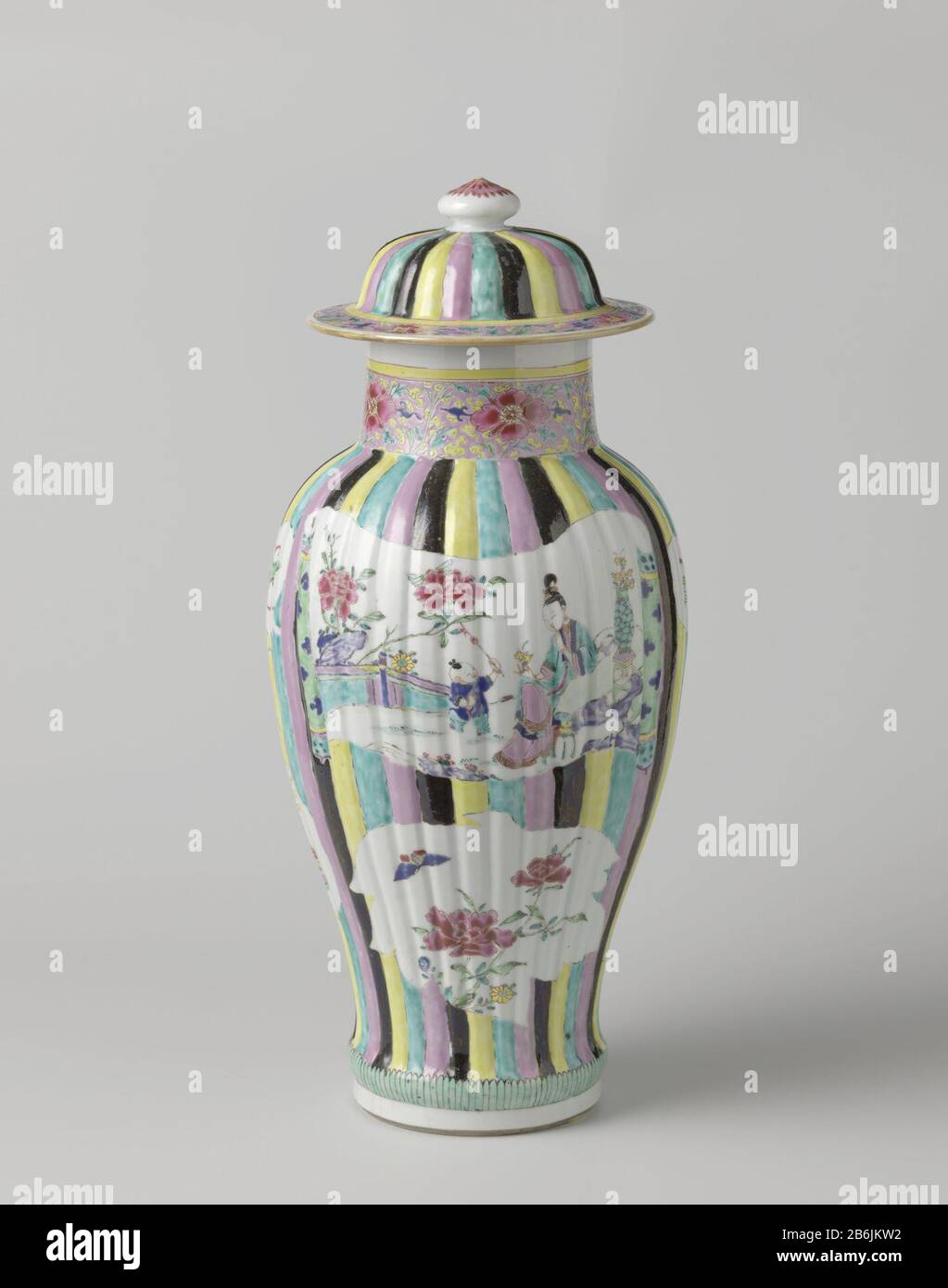 Il est accompagné de personnes, de vaporisateurs de fleurs et de symboles favorables dans les cargaisons sur un fond multicolore Dekselpot van porseléine met balustervormig lichaam en geribde wand, beschilderd op het glacer en blaauw, rood, roze, groen, geel, paars, zwart en goud. Op de wand cartridges tegen een veelgekleurde achtergrond van verticale banden (harlekijn-patroon); twee cartridges in de vorm van open rollen met een dame (lange lijs) met jongen (zotje) in een omheinde tuin met bloeiende planten, daaronder twee blavormigue cartridges met pioentak en vlinder, aan weerszijden van de grote vakken kleiner Banque D'Images