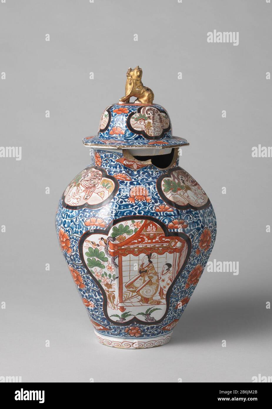 Dekselpot Dekselpot van Faence. Veelkleurig beschilderd rencontre le décor japonais d'Imari. De dekselpot est onderdeel van een kaststel. Fabricant : plateelbakkerij: Jan van Putten & Co.Plaats fabrication: Delft Dating: 1830 - 1850 matériau: Fées Dimensions: Vaas: H 41 cm. D 32 cm. Deksel: H 18 cm. D 24 cm. Banque D'Images