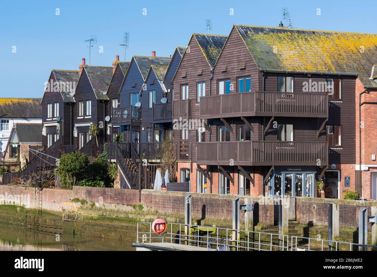Maisons de ville en bord de rivière utilisées comme appartements ou appartements en bord de rivière, couvertes de boiseries avec balcons Juliette à Arundel, West Sussex, Royaume-Uni. Banque D'Images